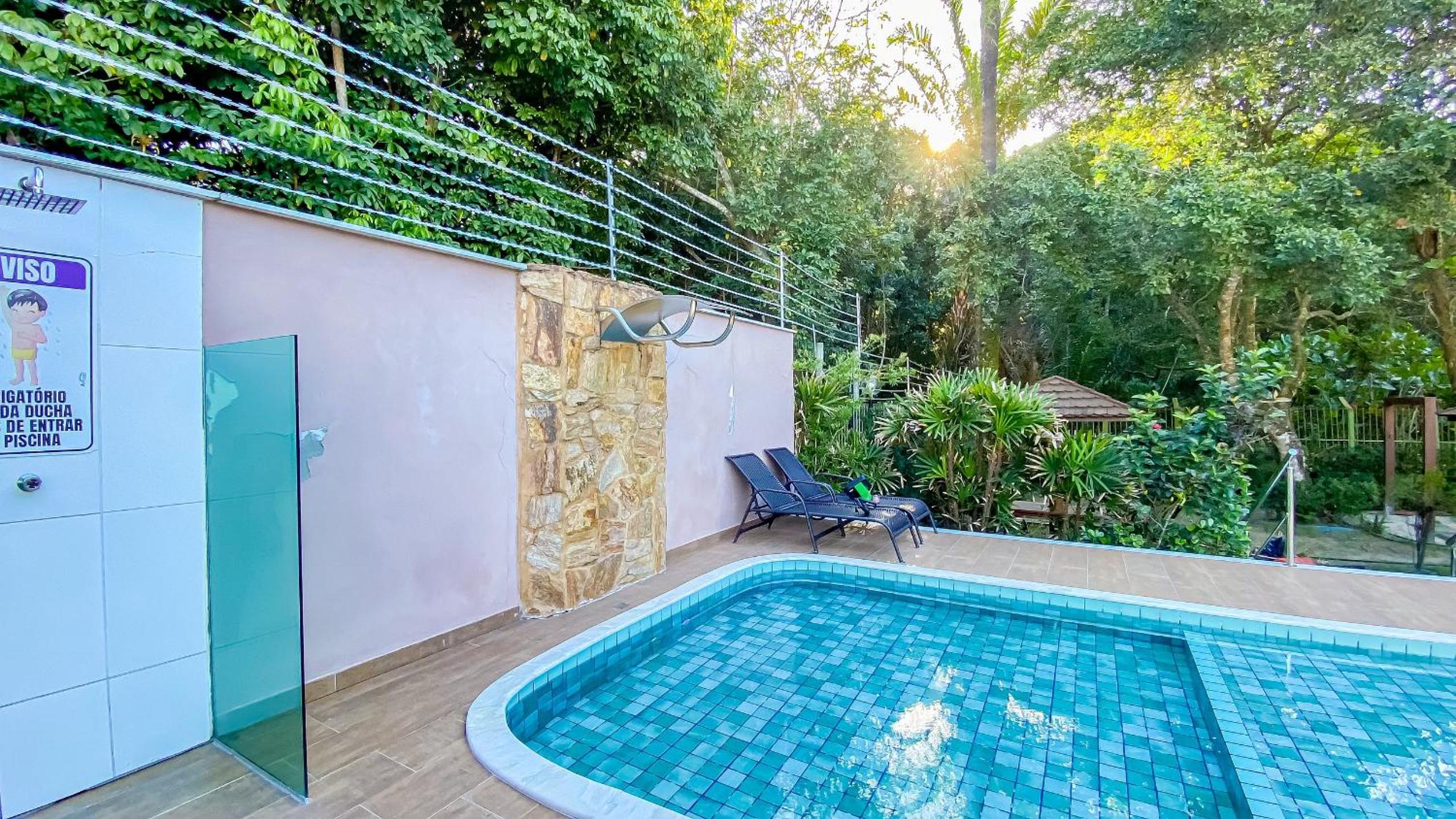 Apê Térreo com 3 quartos com ar condicionado, sala, cozinha completa e internet privativa, a poucos metros da Praia de Taperapuã. Residencial Antares, cond