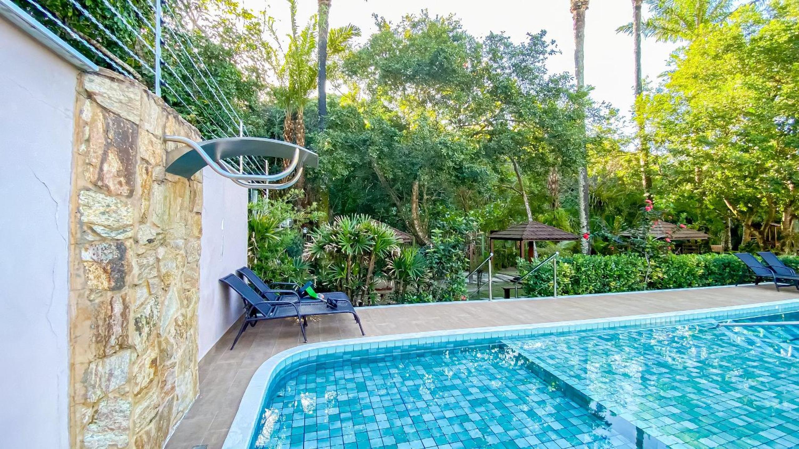 Apê Térreo com 3 quartos com ar condicionado, sala, cozinha completa e internet privativa, a poucos metros da Praia de Taperapuã. Residencial Antares, cond