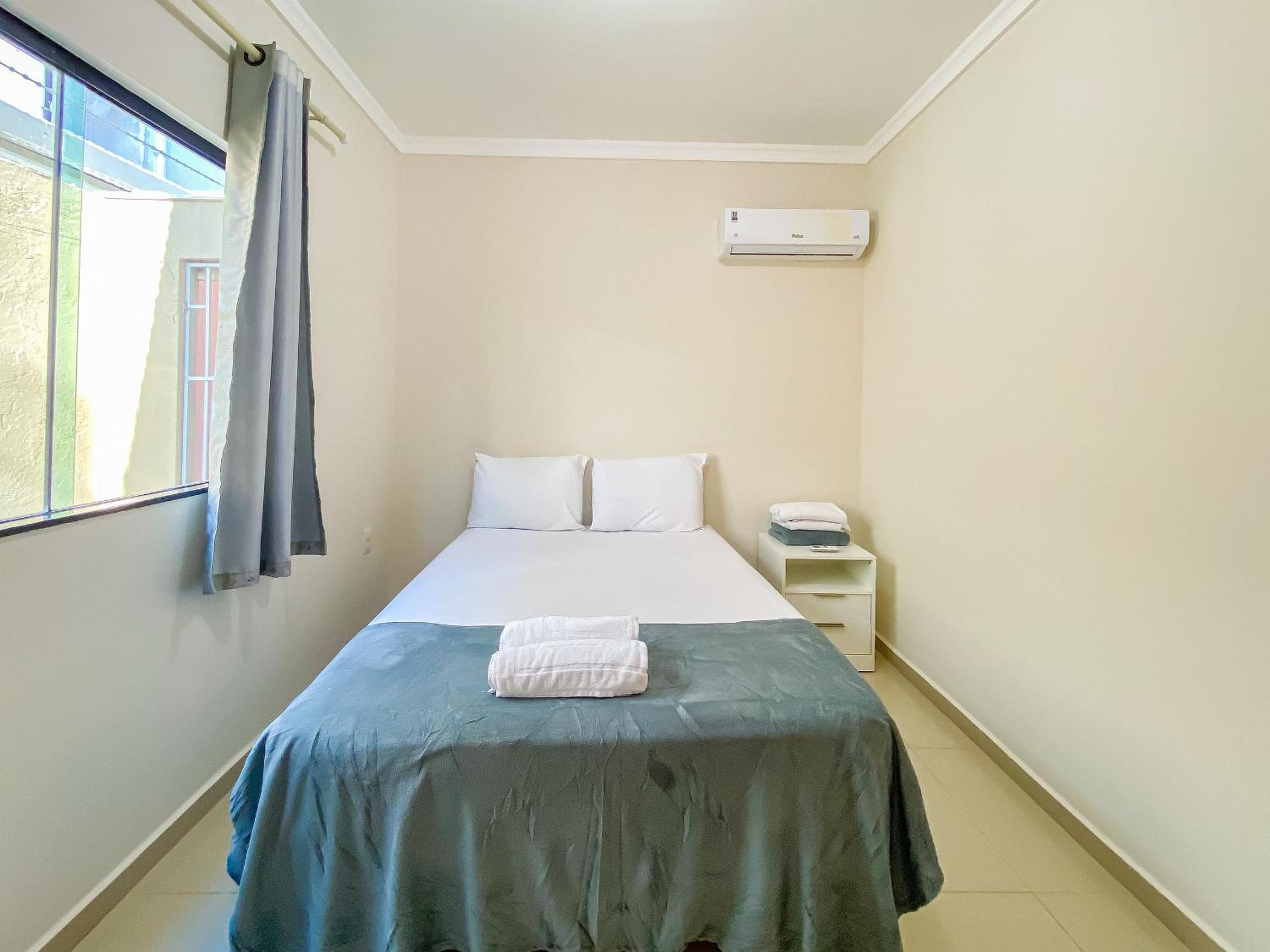 Apê Térreo com 3 quartos com ar condicionado, sala, cozinha completa e internet privativa, a poucos metros da Praia de Taperapuã. Residencial Antares, cond