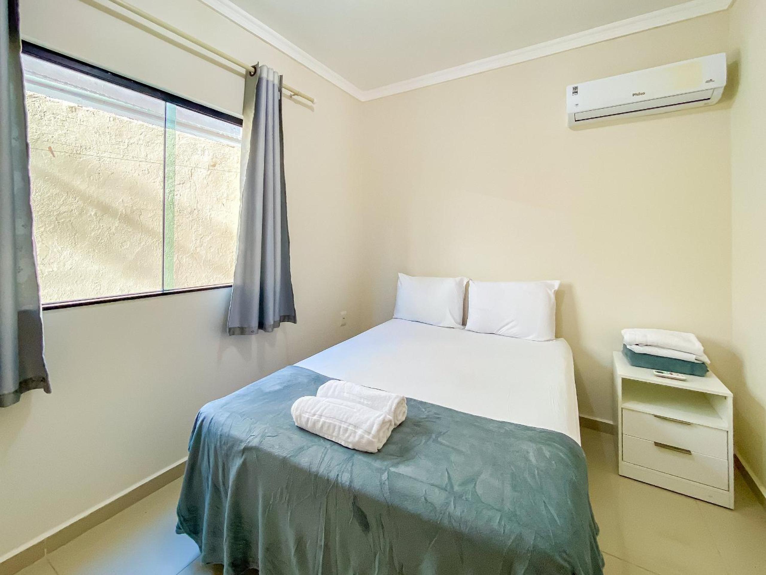 Apê Térreo com 3 quartos com ar condicionado, sala, cozinha completa e internet privativa, a poucos metros da Praia de Taperapuã. Residencial Antares, cond