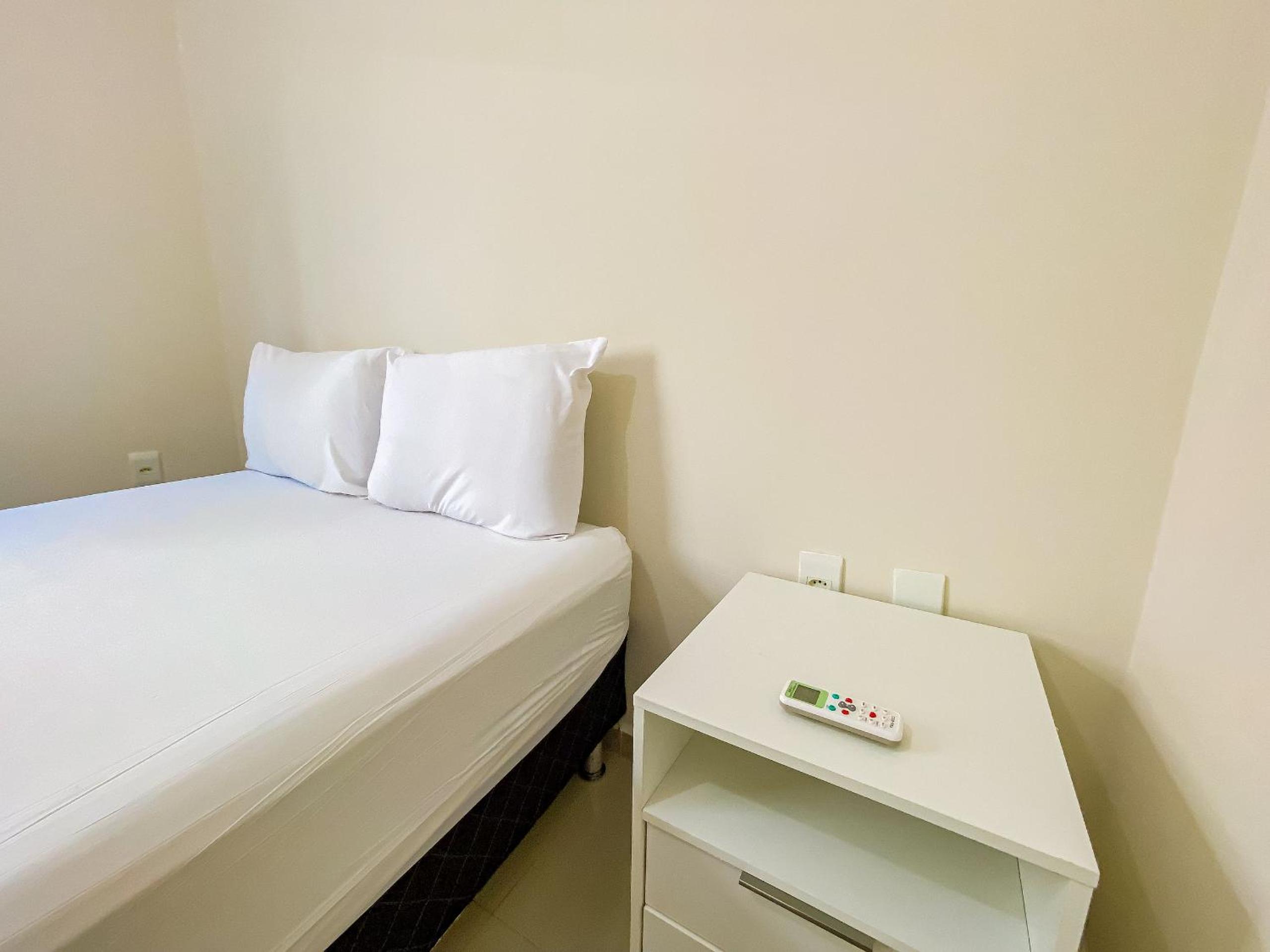 Apê Térreo com 3 quartos com ar condicionado, sala, cozinha completa e internet privativa, a poucos metros da Praia de Taperapuã. Residencial Antares, cond
