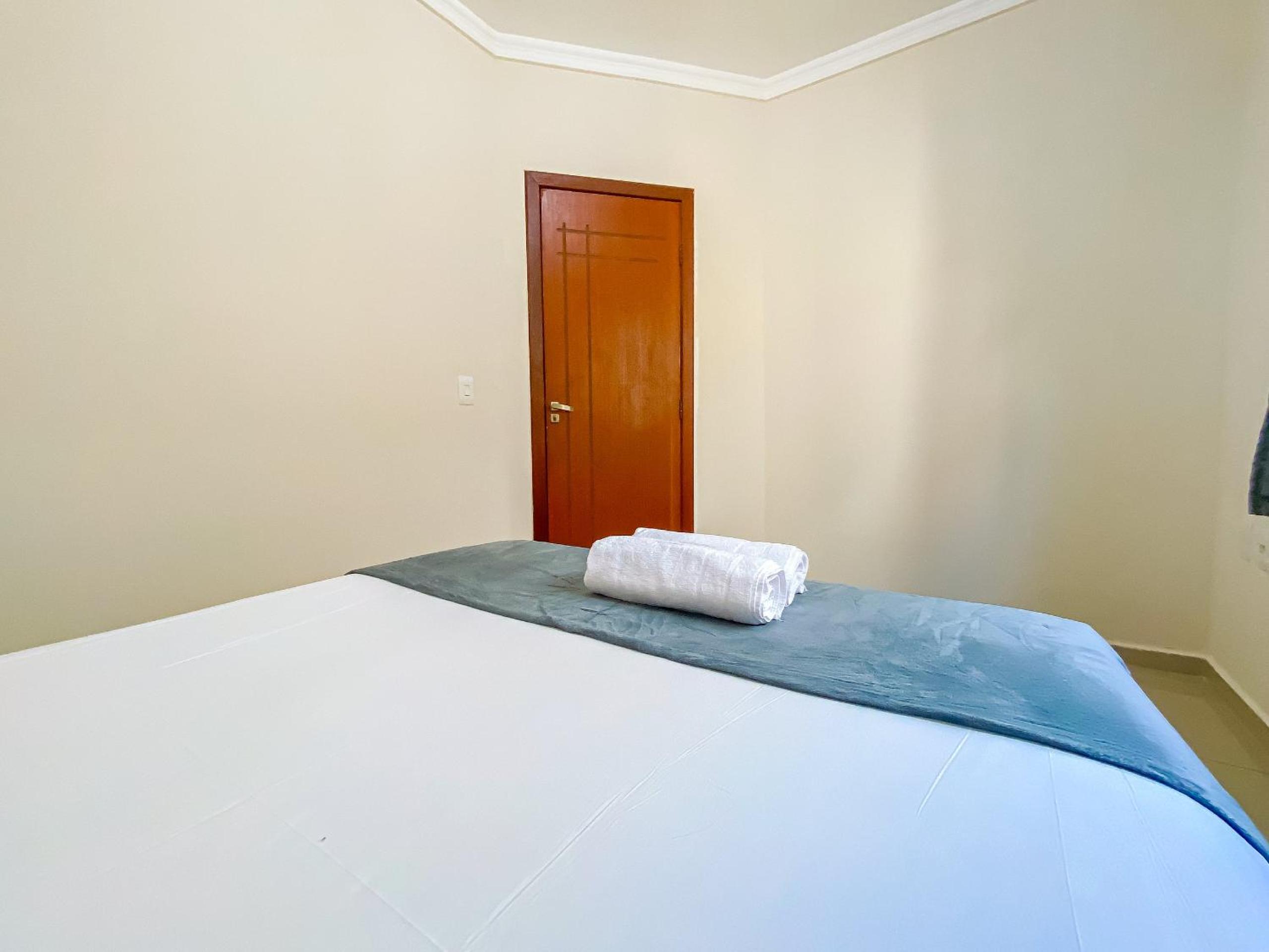 Apê Térreo com 3 quartos com ar condicionado, sala, cozinha completa e internet privativa, a poucos metros da Praia de Taperapuã. Residencial Antares, cond