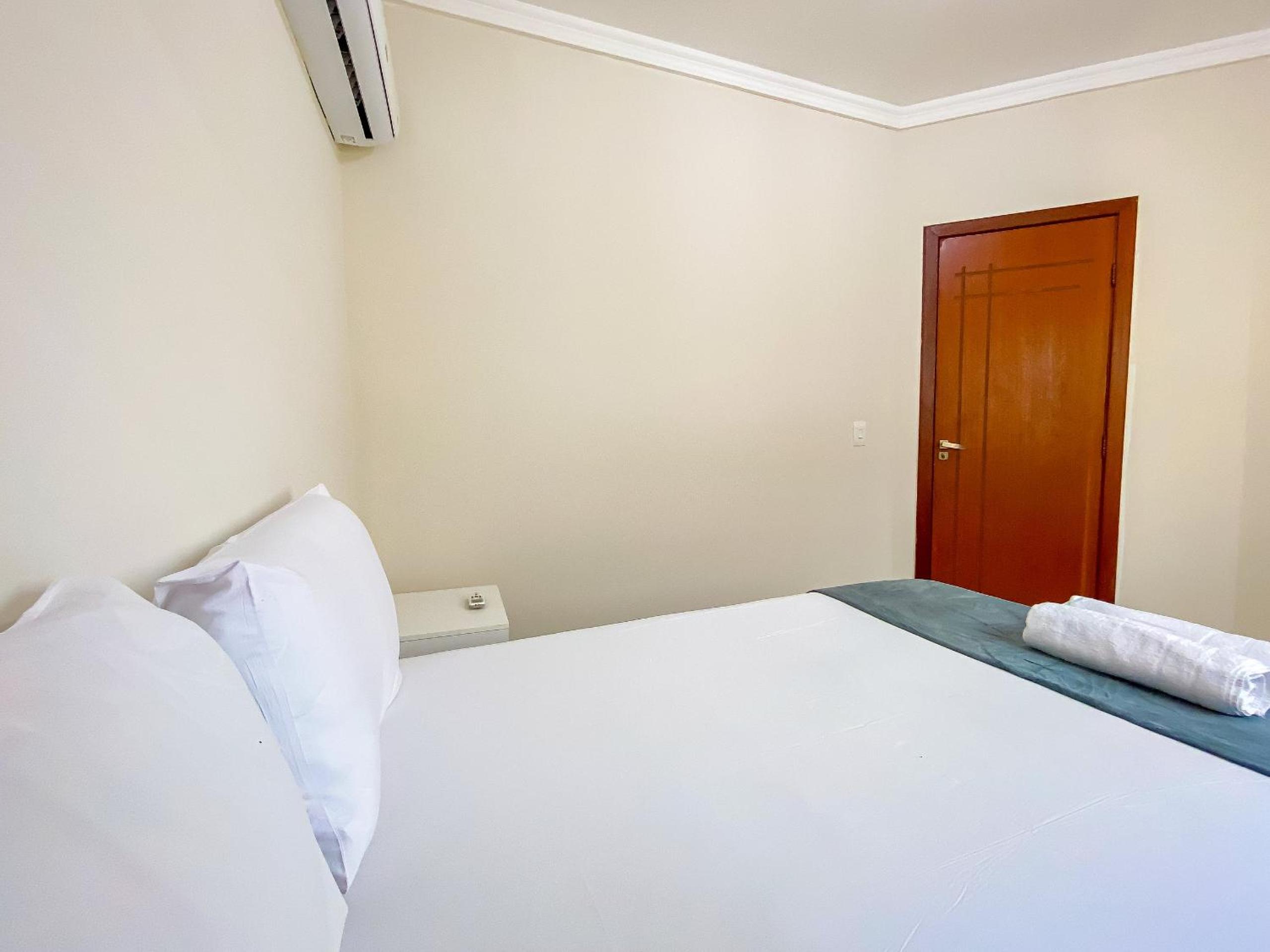 Apê Térreo com 3 quartos com ar condicionado, sala, cozinha completa e internet privativa, a poucos metros da Praia de Taperapuã. Residencial Antares, cond