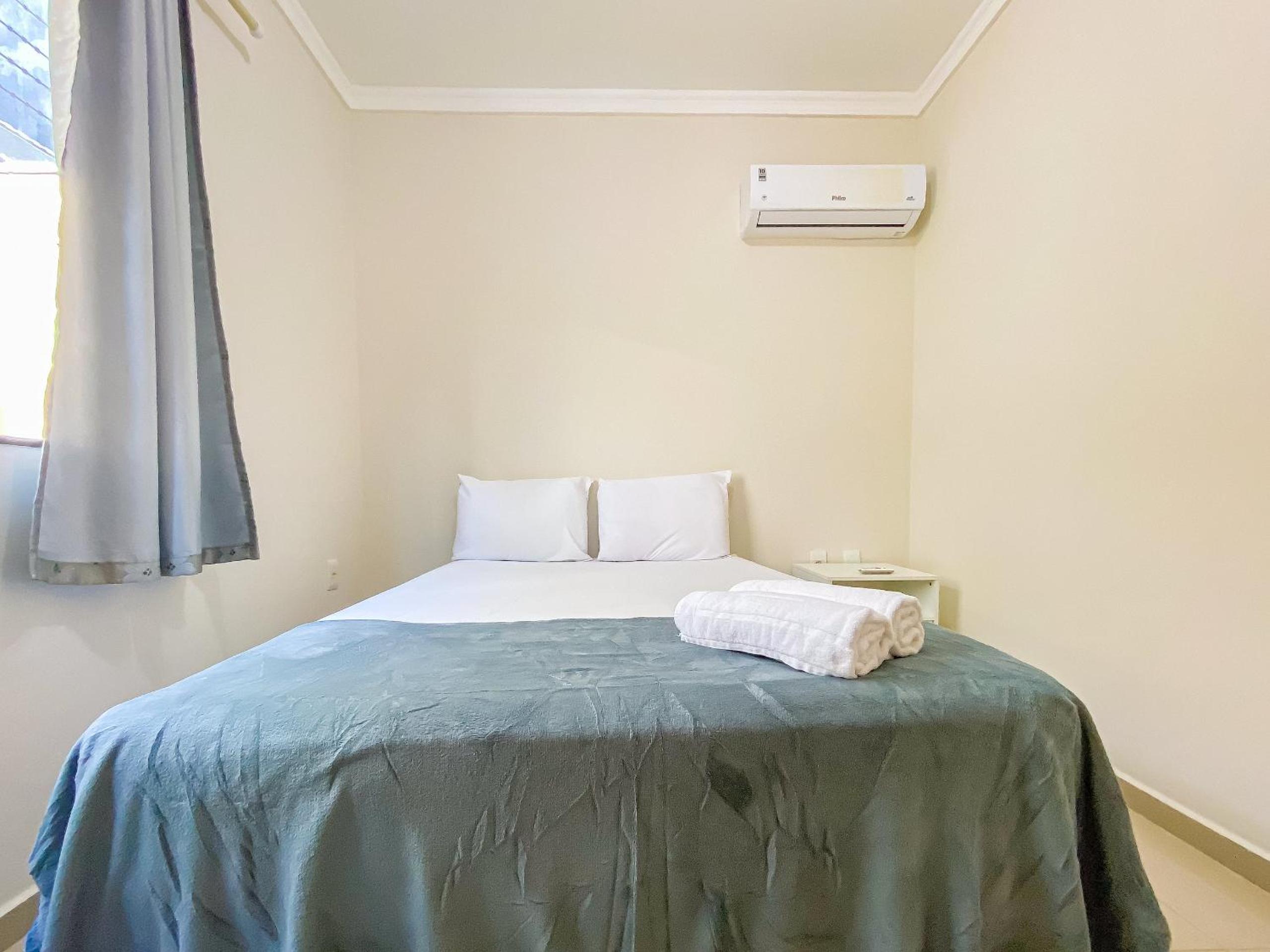 Apê Térreo com 3 quartos com ar condicionado, sala, cozinha completa e internet privativa, a poucos metros da Praia de Taperapuã. Residencial Antares, cond