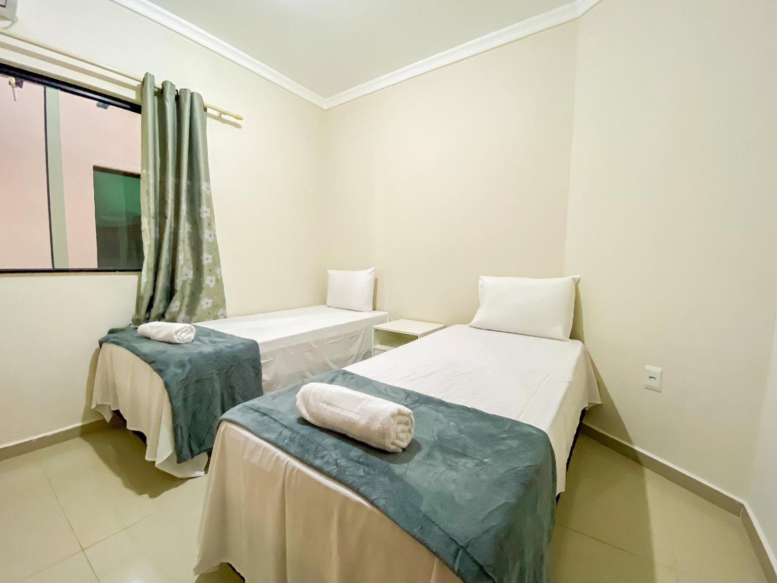 Apê Térreo com 3 quartos com ar condicionado, sala, cozinha completa e internet privativa, a poucos metros da Praia de Taperapuã. Residencial Antares, cond