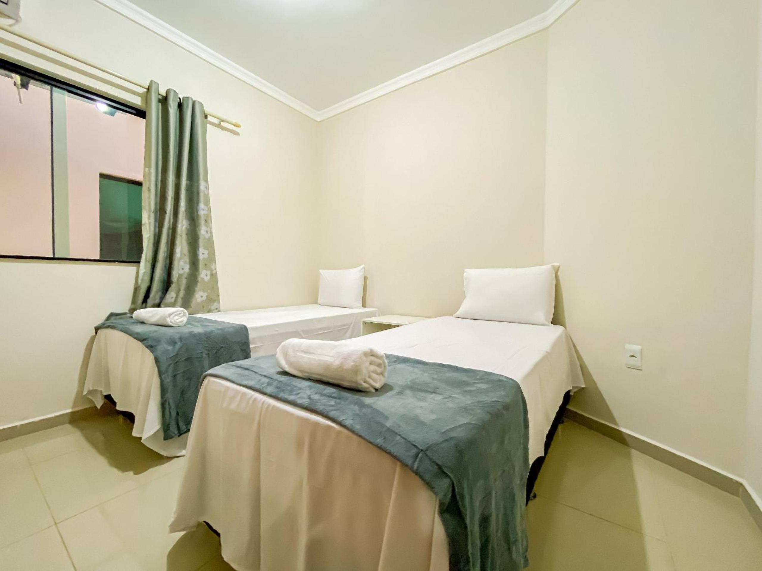 Apê Térreo com 3 quartos com ar condicionado, sala, cozinha completa e internet privativa, a poucos metros da Praia de Taperapuã. Residencial Antares, cond