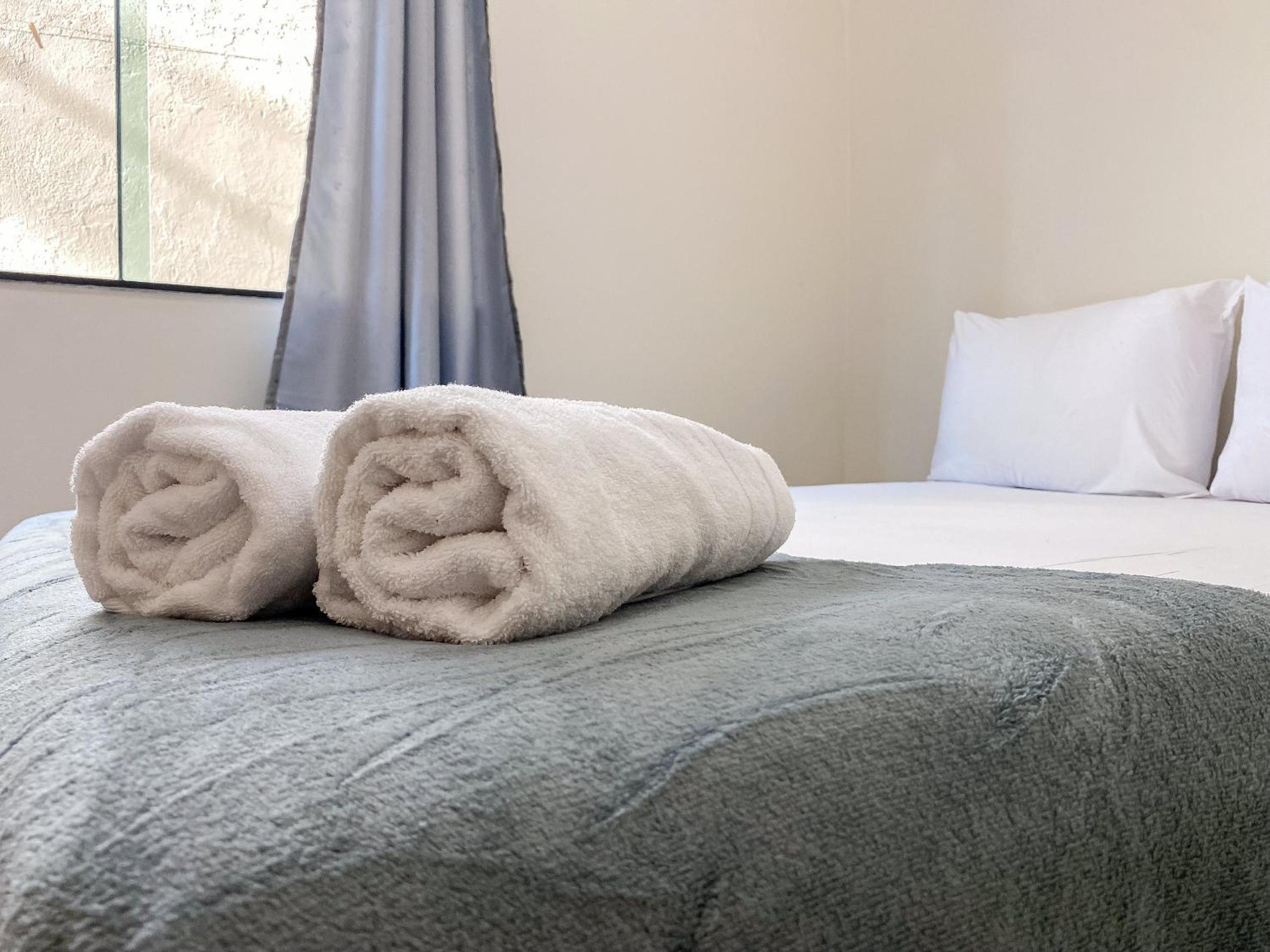 Apê Térreo com 3 quartos com ar condicionado, sala, cozinha completa e internet privativa, a poucos metros da Praia de Taperapuã. Residencial Antares, cond
