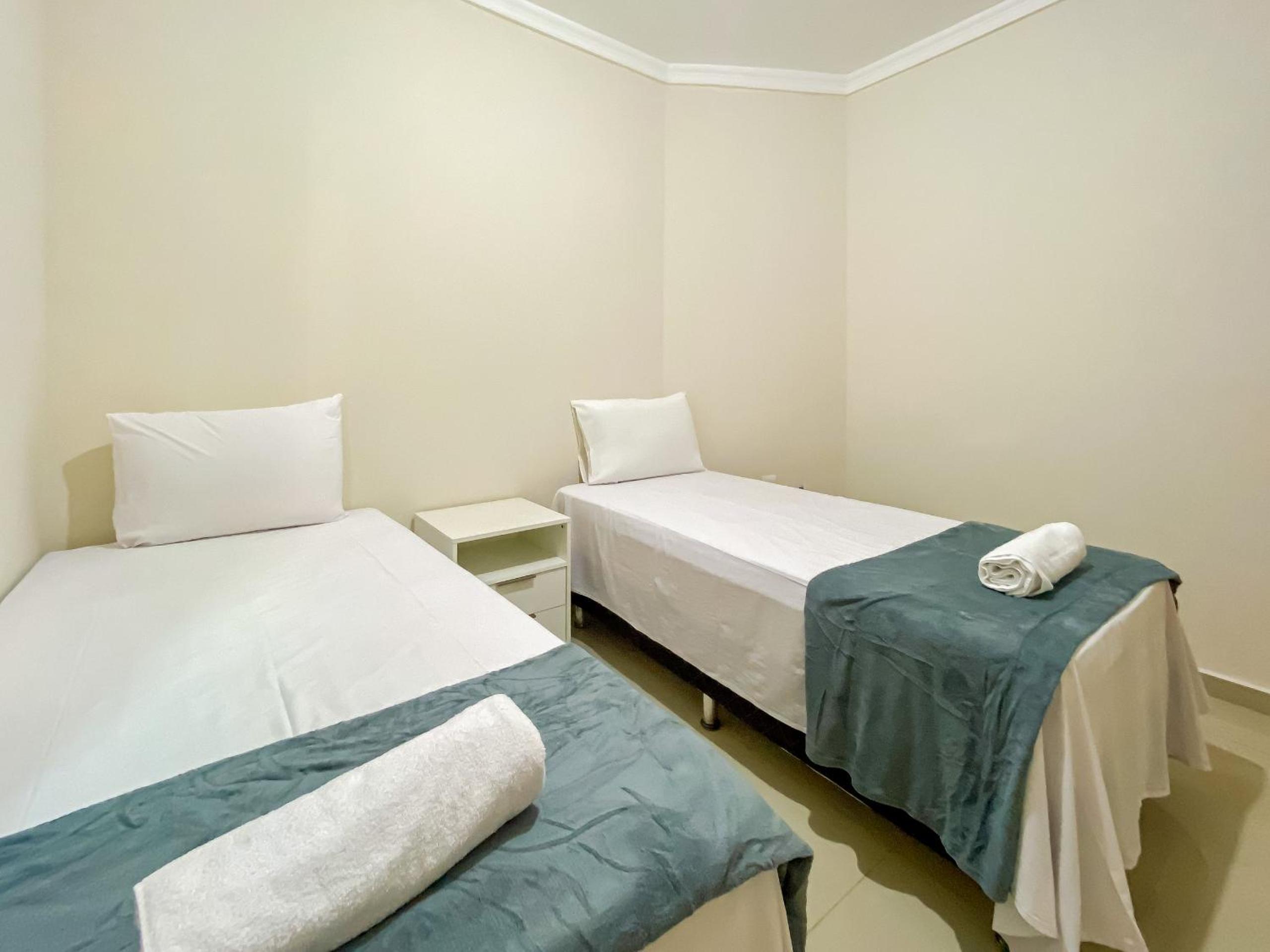 Apê Térreo com 3 quartos com ar condicionado, sala, cozinha completa e internet privativa, a poucos metros da Praia de Taperapuã. Residencial Antares, cond