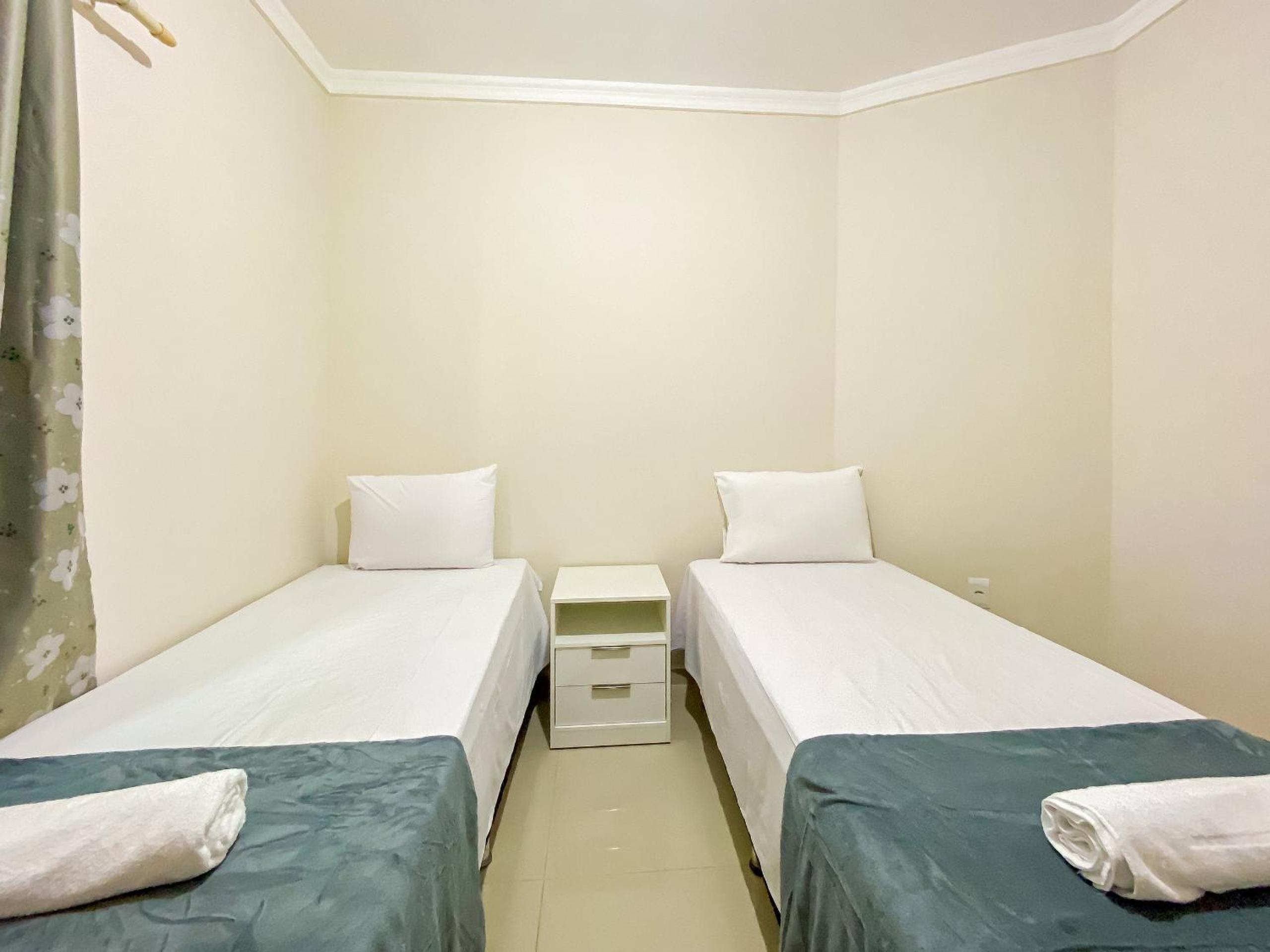 Apê Térreo com 3 quartos com ar condicionado, sala, cozinha completa e internet privativa, a poucos metros da Praia de Taperapuã. Residencial Antares, cond