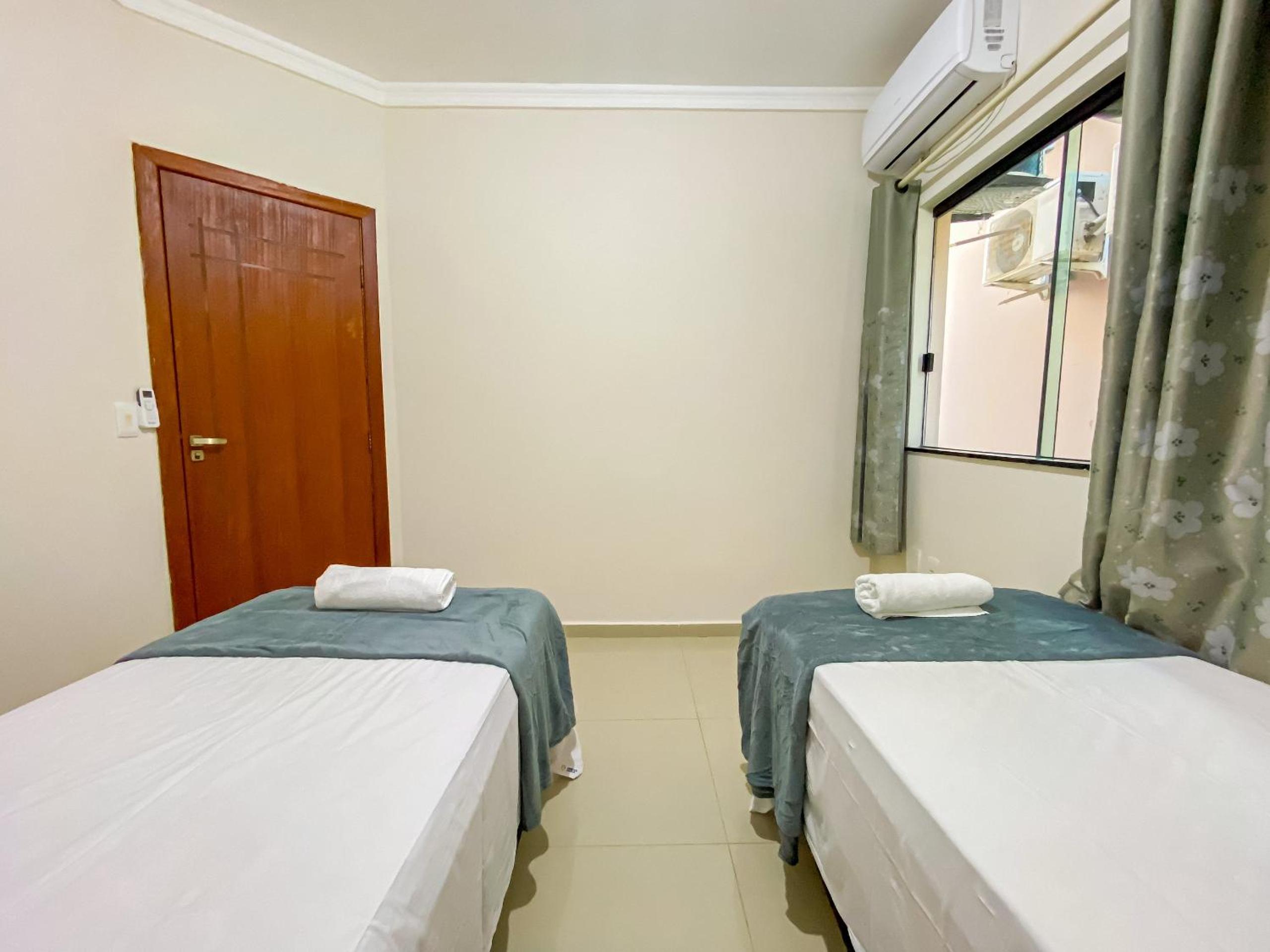 Apê Térreo com 3 quartos com ar condicionado, sala, cozinha completa e internet privativa, a poucos metros da Praia de Taperapuã. Residencial Antares, cond