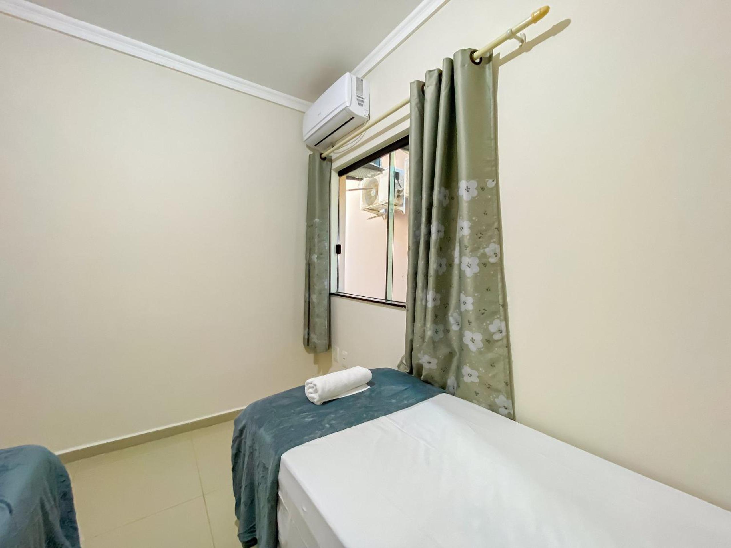 Apê Térreo com 3 quartos com ar condicionado, sala, cozinha completa e internet privativa, a poucos metros da Praia de Taperapuã. Residencial Antares, cond