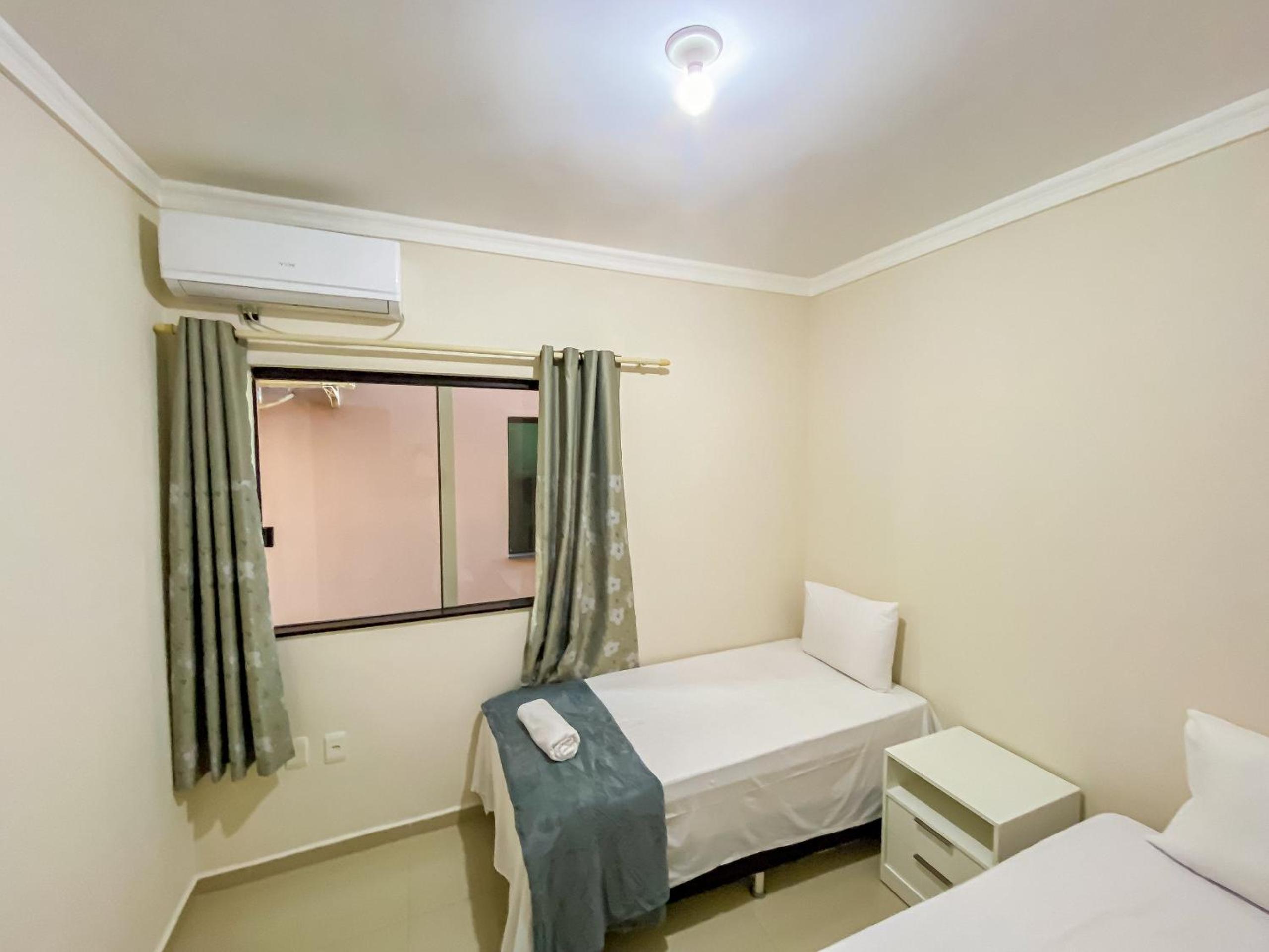 Apê Térreo com 3 quartos com ar condicionado, sala, cozinha completa e internet privativa, a poucos metros da Praia de Taperapuã. Residencial Antares, cond