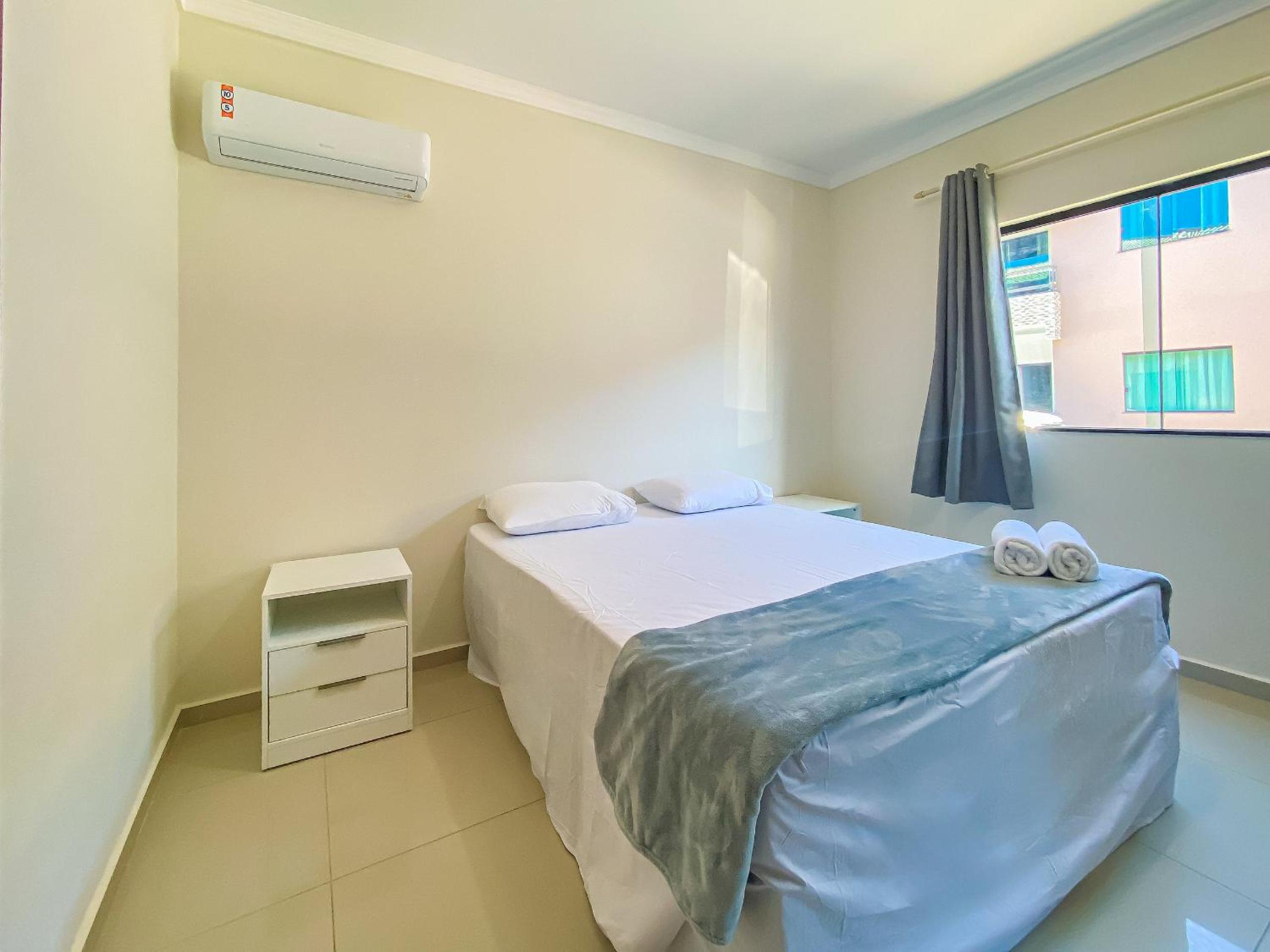 Apê Térreo com 3 quartos com ar condicionado, sala, cozinha completa e internet privativa, a poucos metros da Praia de Taperapuã. Residencial Antares, cond