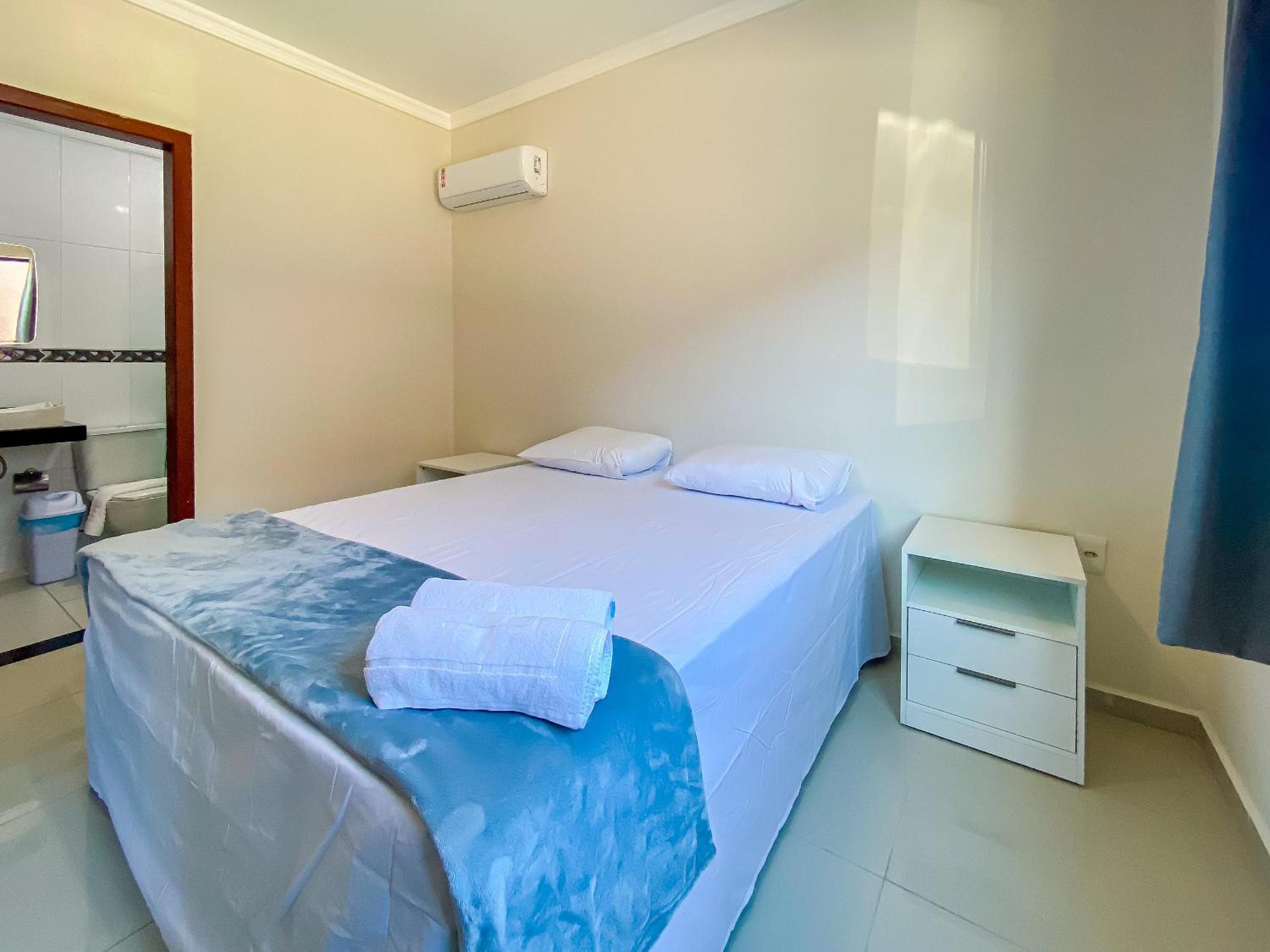Apê Térreo com 3 quartos com ar condicionado, sala, cozinha completa e internet privativa, a poucos metros da Praia de Taperapuã. Residencial Antares, cond