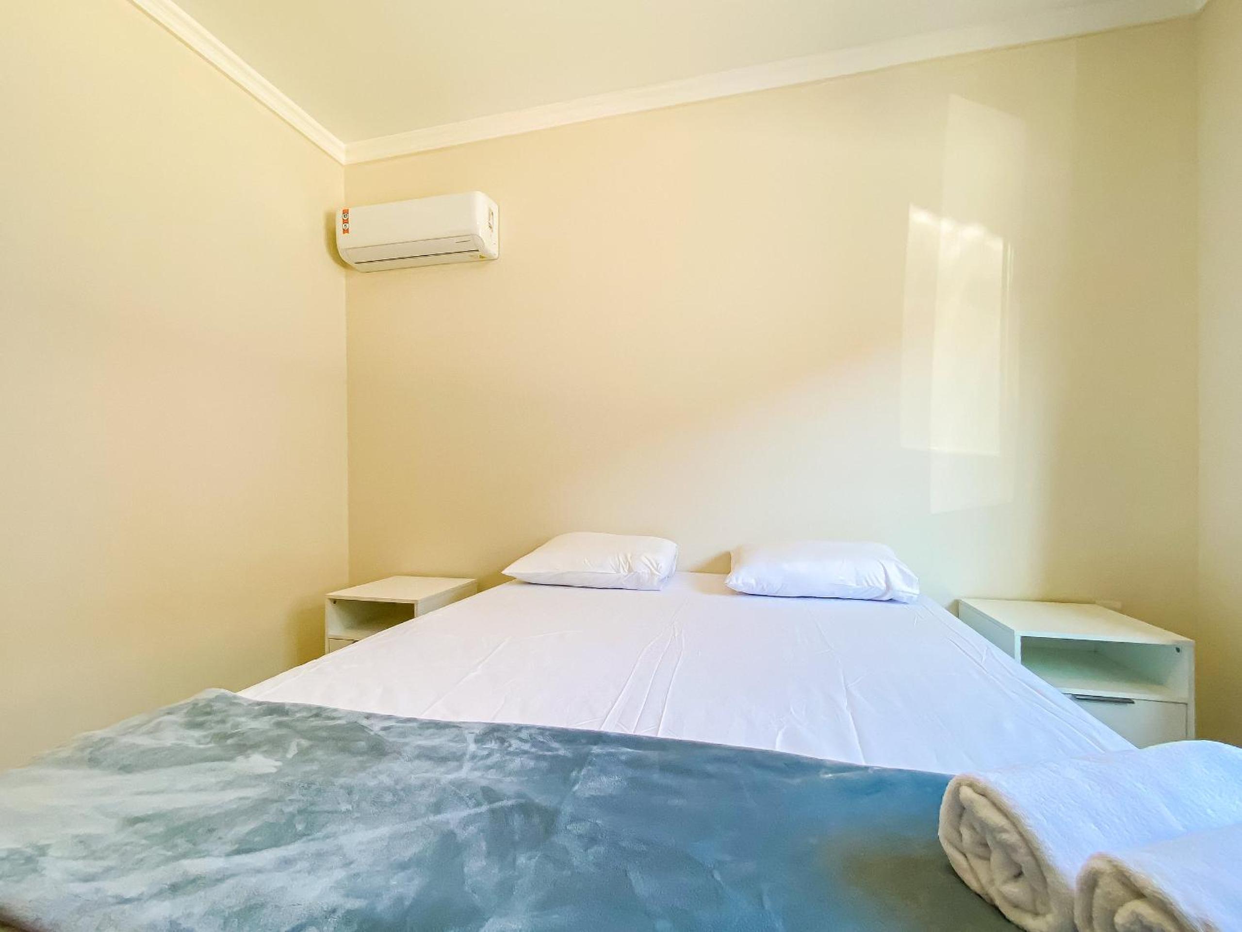 Apê Térreo com 3 quartos com ar condicionado, sala, cozinha completa e internet privativa, a poucos metros da Praia de Taperapuã. Residencial Antares, cond