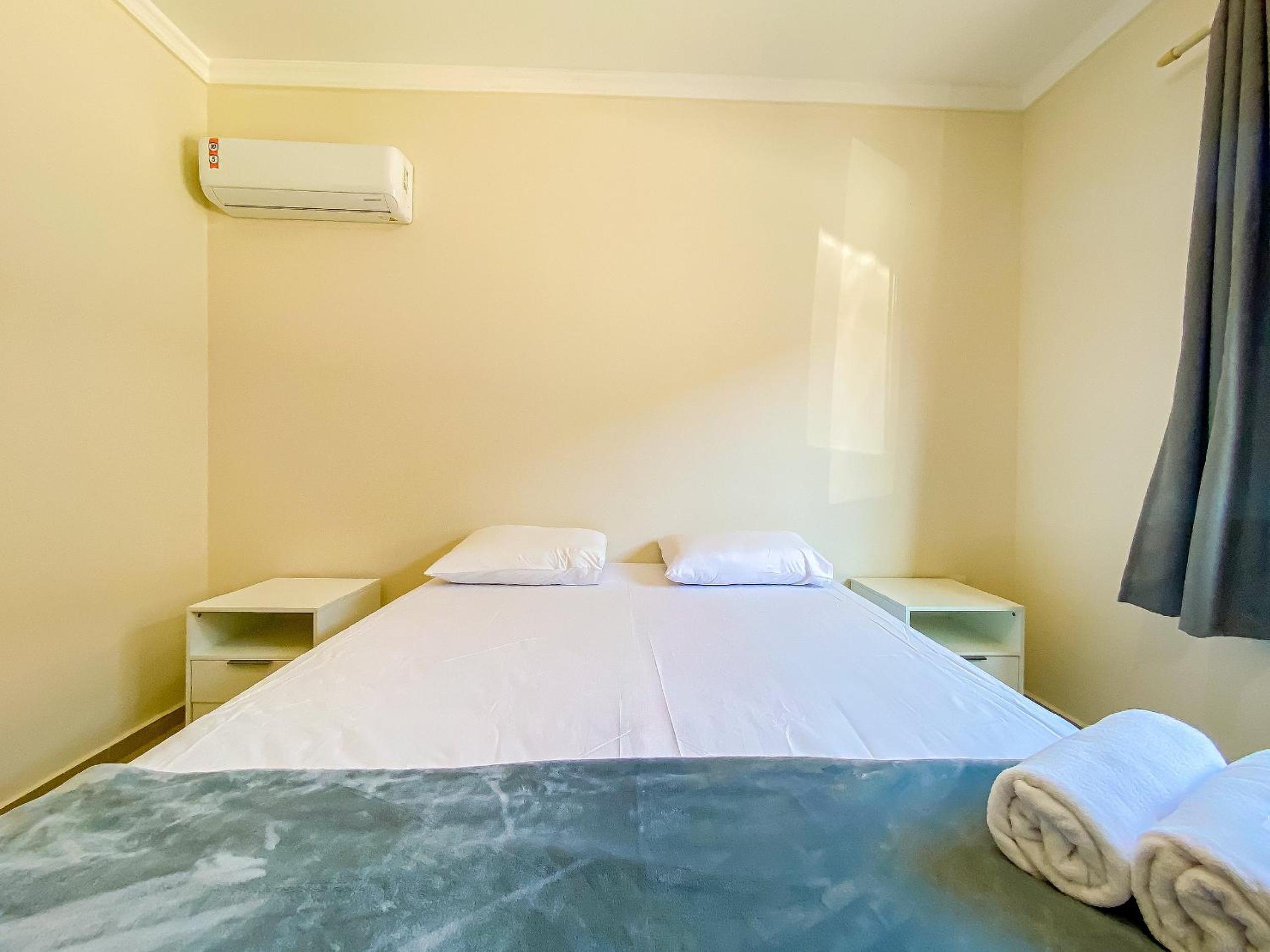 Apê Térreo com 3 quartos com ar condicionado, sala, cozinha completa e internet privativa, a poucos metros da Praia de Taperapuã. Residencial Antares, cond