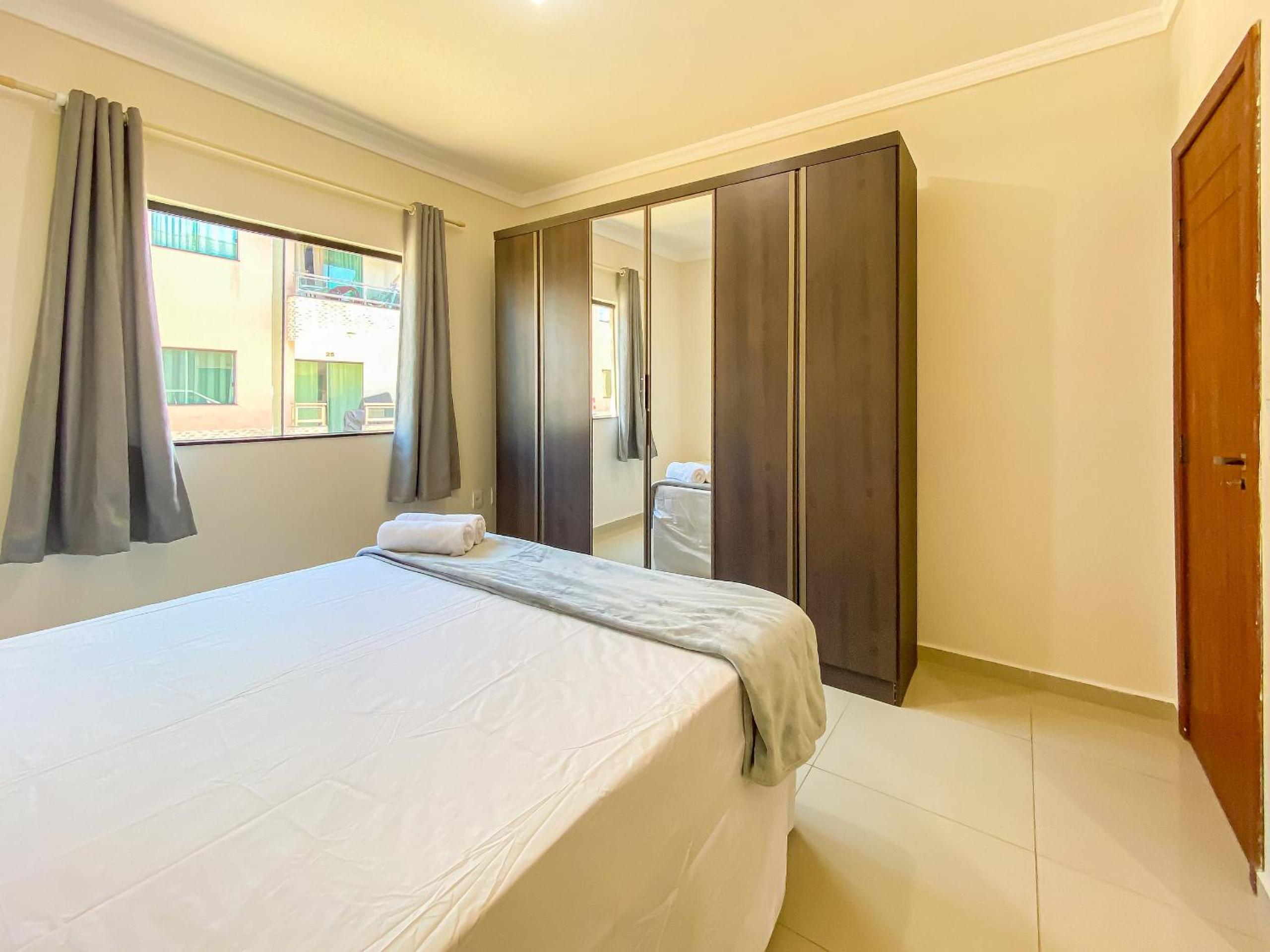 Apê Térreo com 3 quartos com ar condicionado, sala, cozinha completa e internet privativa, a poucos metros da Praia de Taperapuã. Residencial Antares, cond