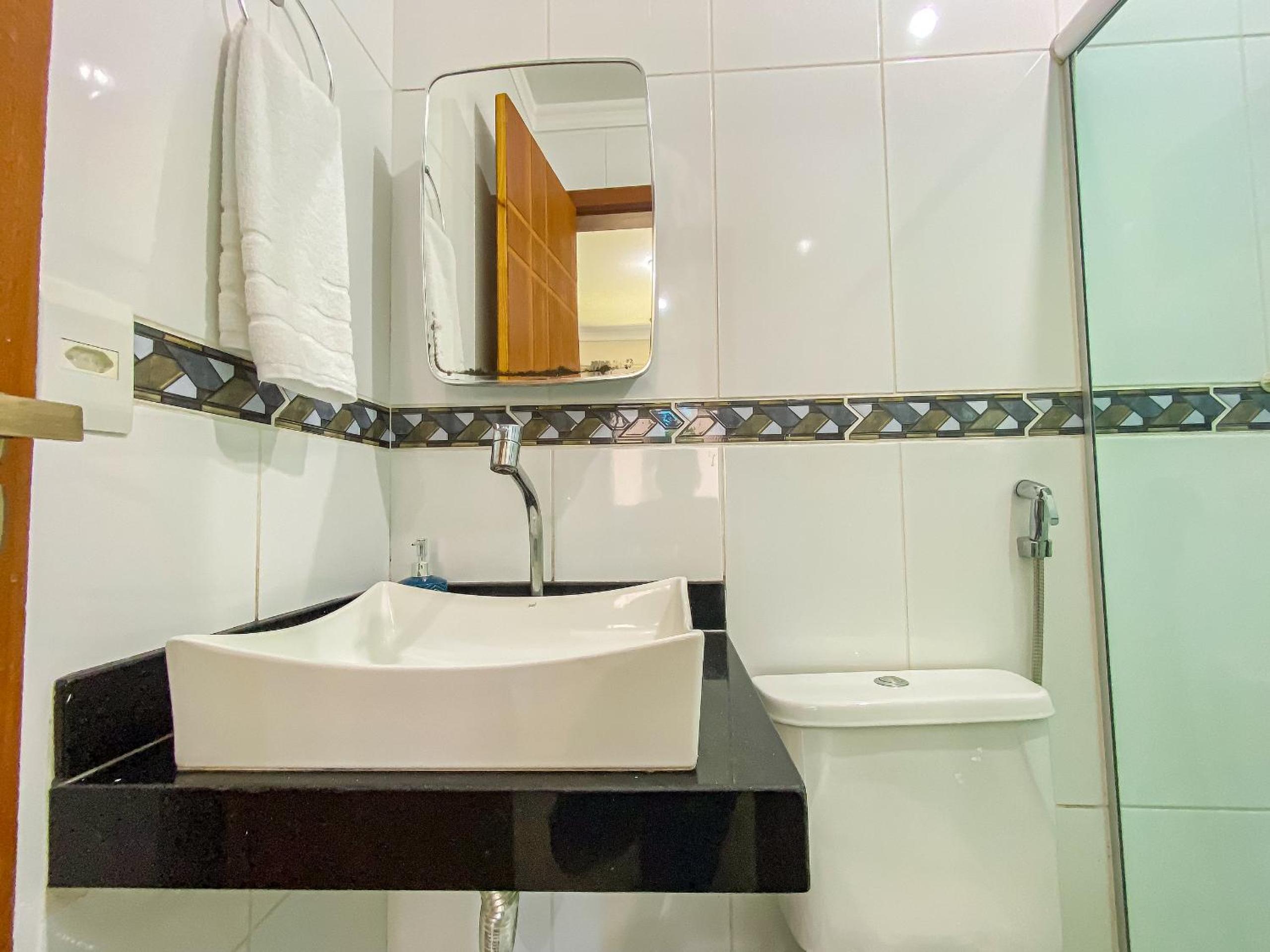 Apê Térreo com 3 quartos com ar condicionado, sala, cozinha completa e internet privativa, a poucos metros da Praia de Taperapuã. Residencial Antares, cond