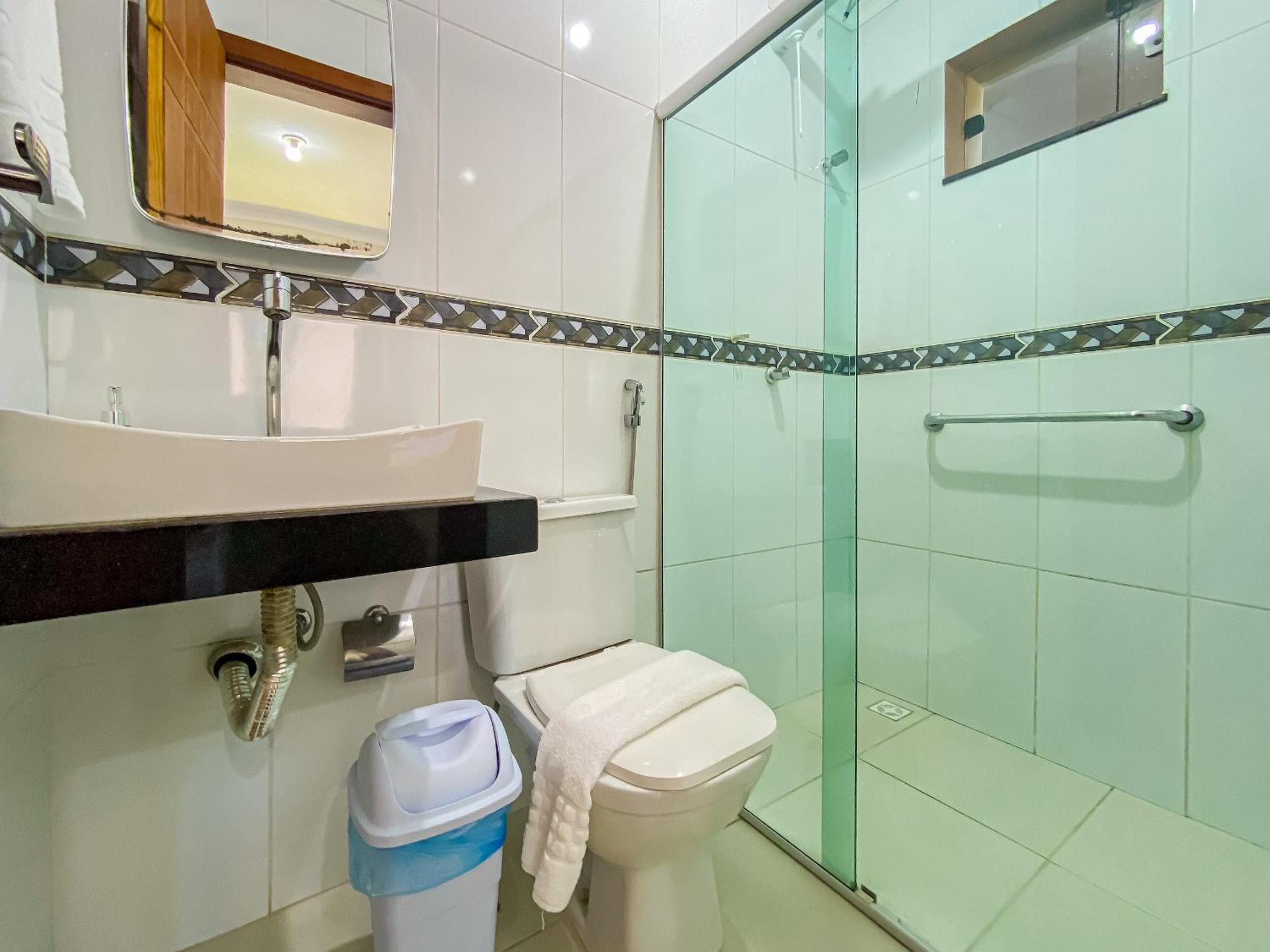 Apê Térreo com 3 quartos com ar condicionado, sala, cozinha completa e internet privativa, a poucos metros da Praia de Taperapuã. Residencial Antares, cond