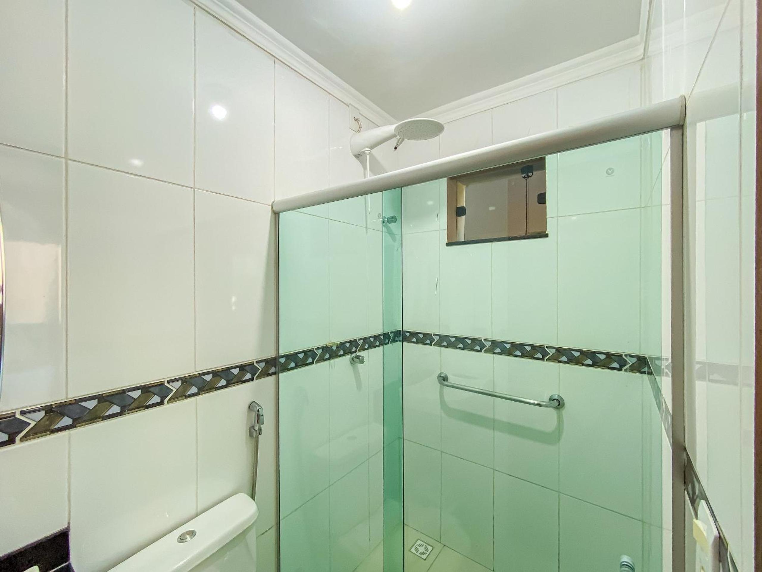 Apê Térreo com 3 quartos com ar condicionado, sala, cozinha completa e internet privativa, a poucos metros da Praia de Taperapuã. Residencial Antares, cond