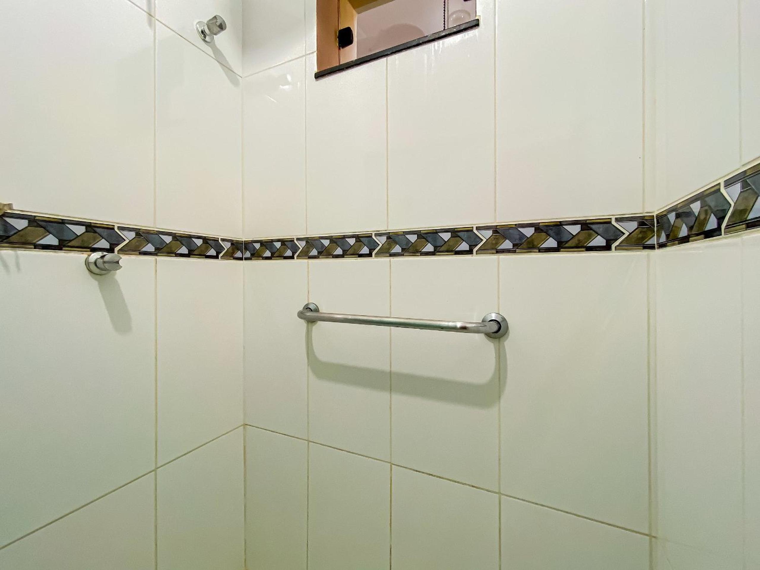 Apê Térreo com 3 quartos com ar condicionado, sala, cozinha completa e internet privativa, a poucos metros da Praia de Taperapuã. Residencial Antares, cond