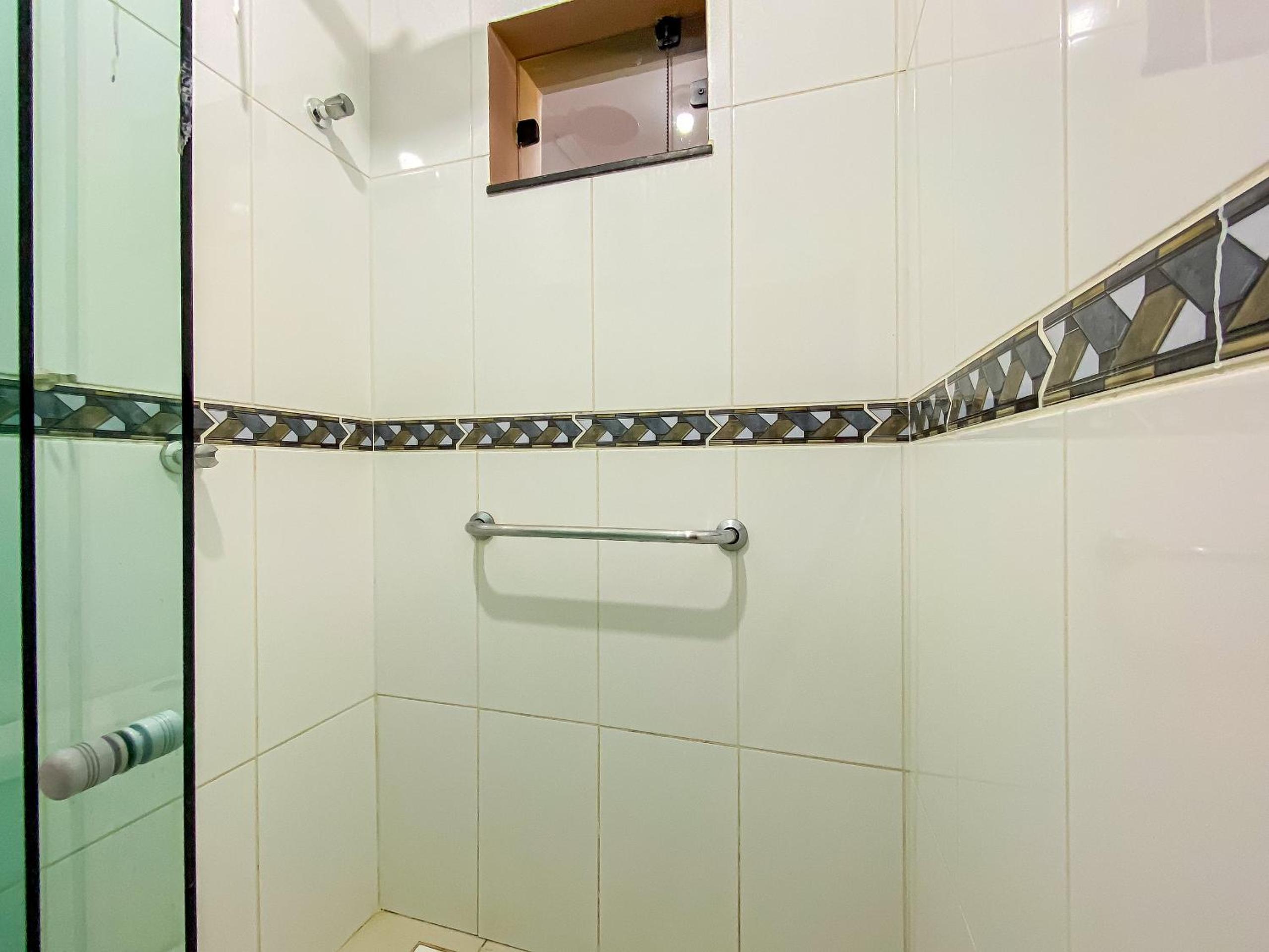 Apê Térreo com 3 quartos com ar condicionado, sala, cozinha completa e internet privativa, a poucos metros da Praia de Taperapuã. Residencial Antares, cond