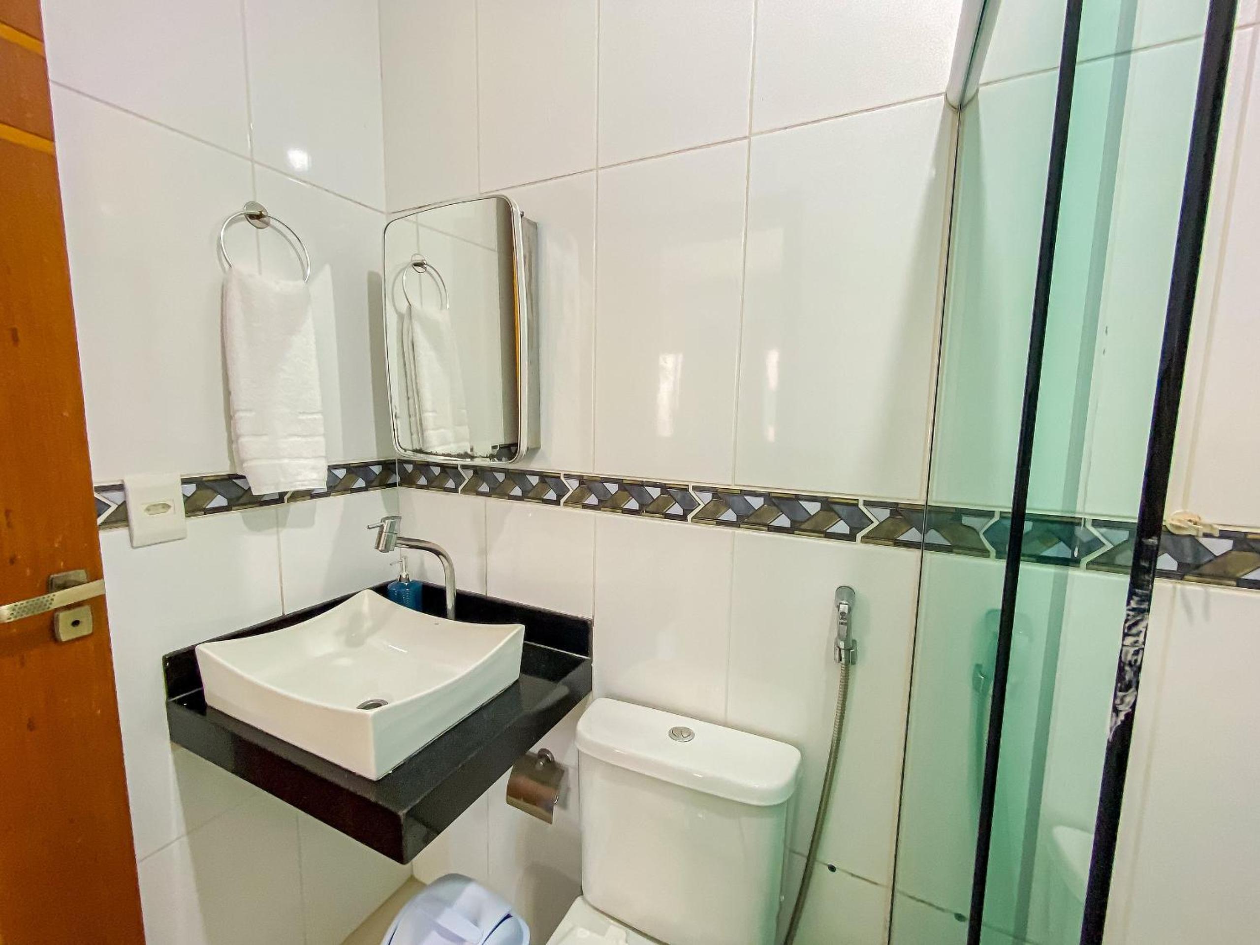 Apê Térreo com 3 quartos com ar condicionado, sala, cozinha completa e internet privativa, a poucos metros da Praia de Taperapuã. Residencial Antares, cond