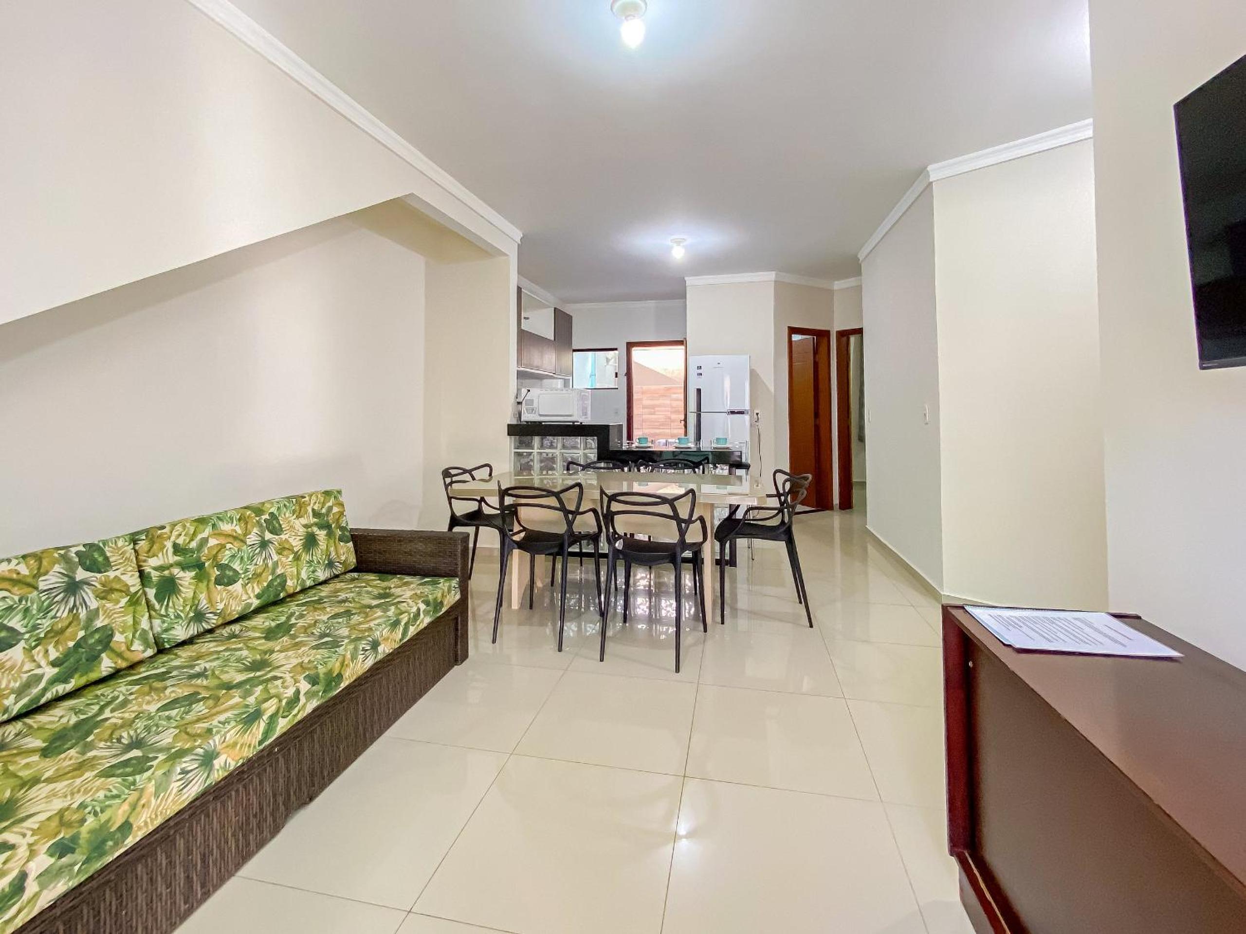 Apê Térreo com 3 quartos com ar condicionado, sala, cozinha completa e internet privativa, a poucos metros da Praia de Taperapuã. Residencial Antares, cond