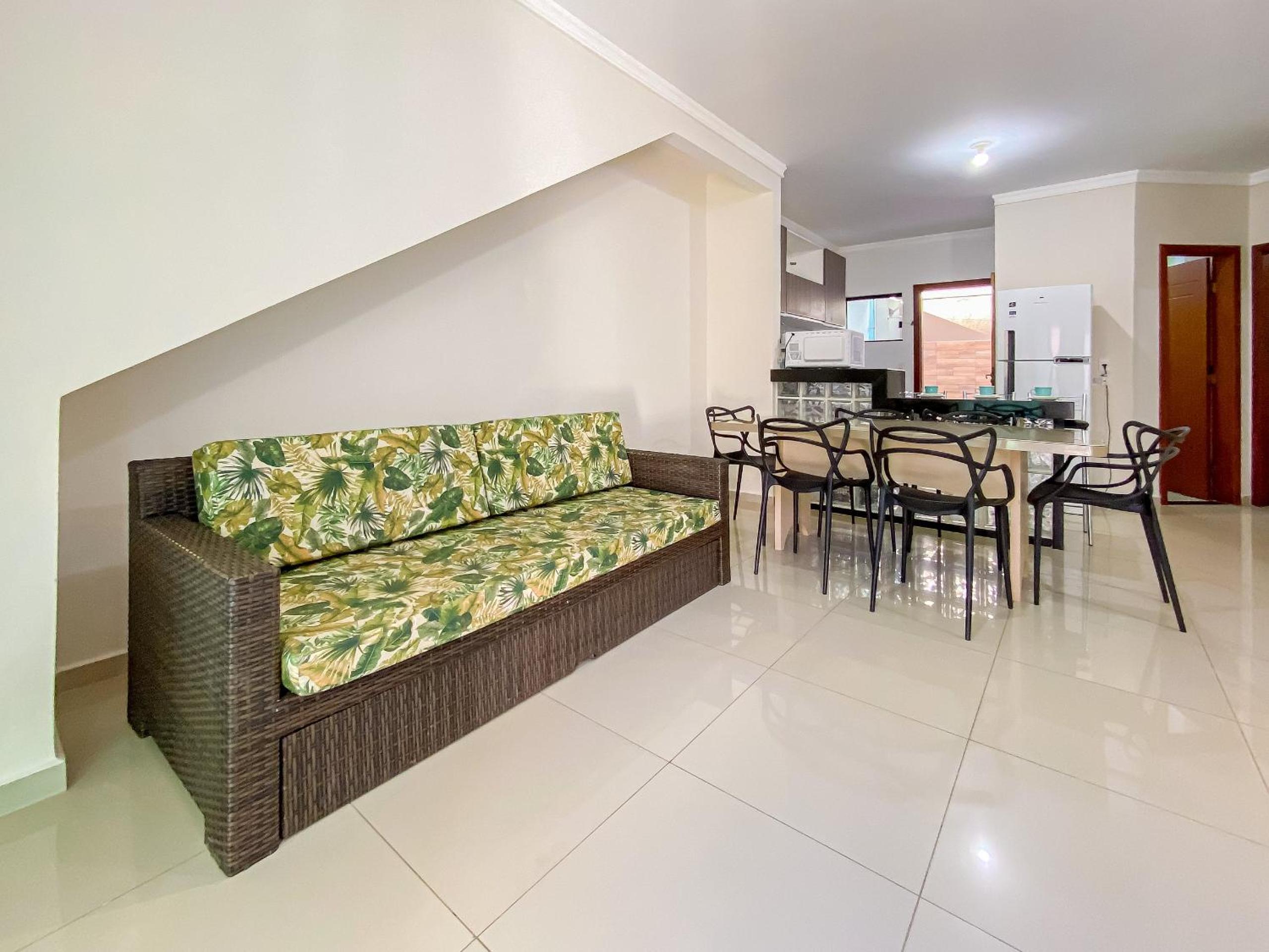Apê Térreo com 3 quartos com ar condicionado, sala, cozinha completa e internet privativa, a poucos metros da Praia de Taperapuã. Residencial Antares, cond