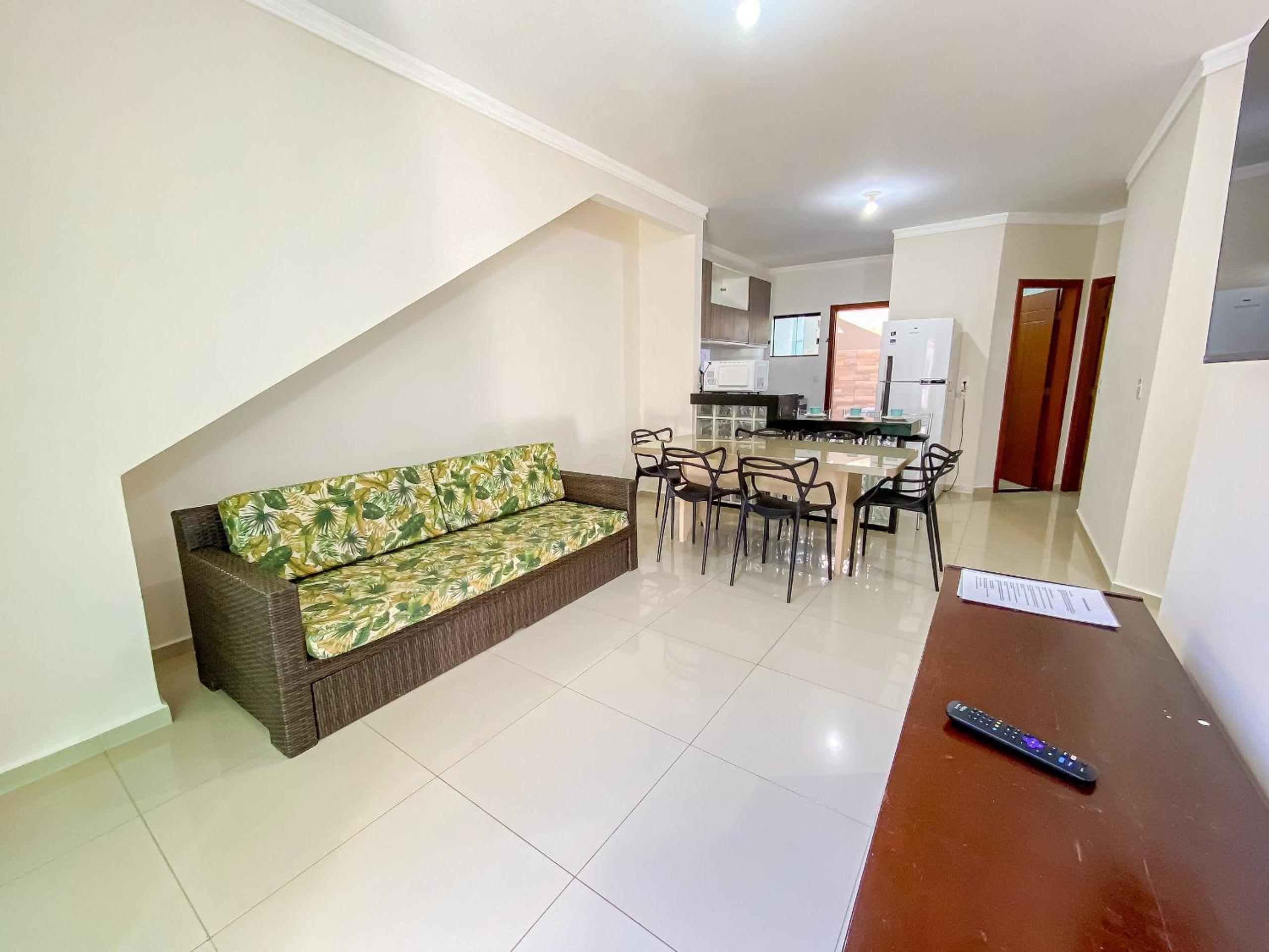 Apê Térreo com 3 quartos com ar condicionado, sala, cozinha completa e internet privativa, a poucos metros da Praia de Taperapuã. Residencial Antares, cond