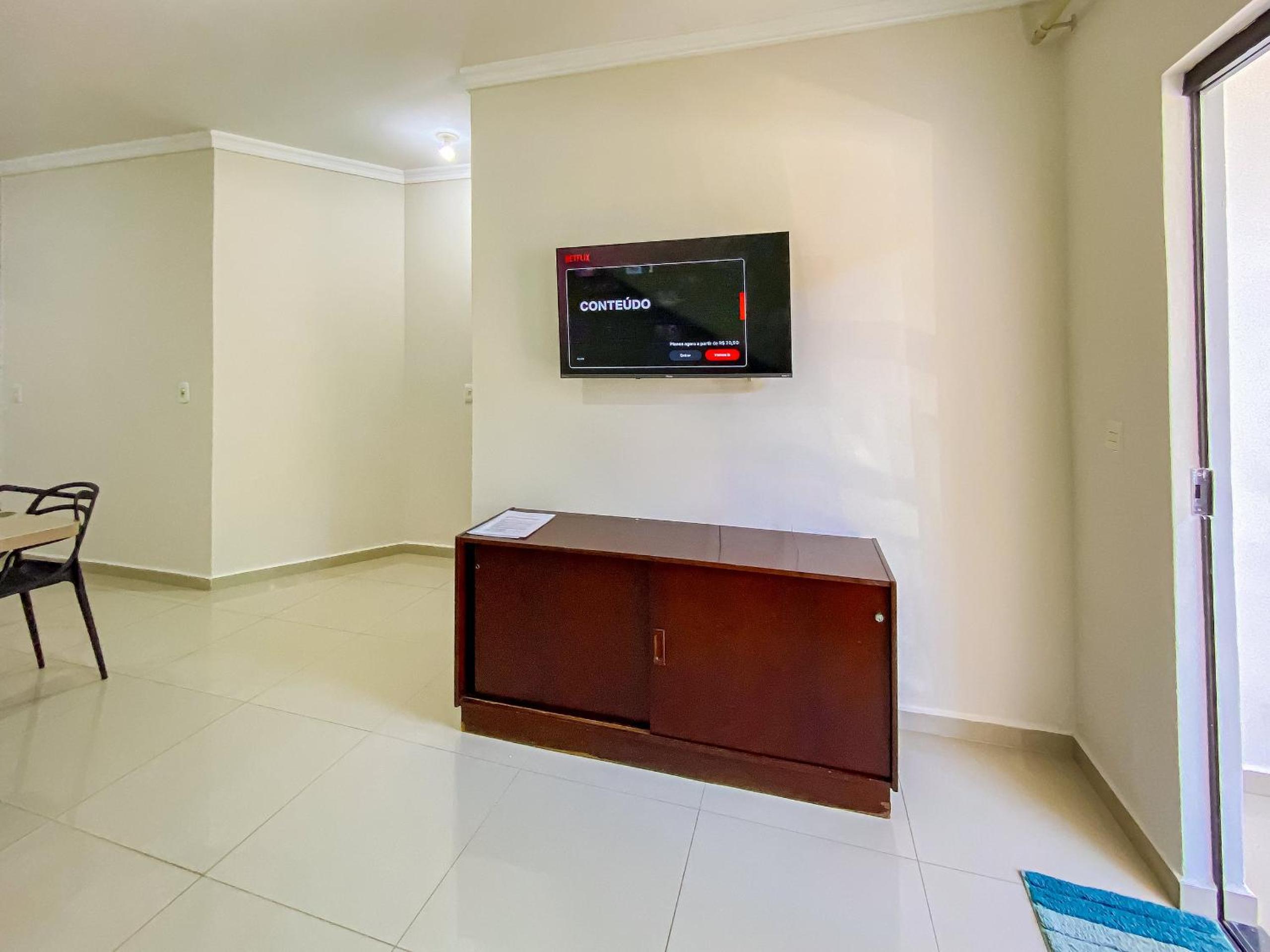 Apê Térreo com 3 quartos com ar condicionado, sala, cozinha completa e internet privativa, a poucos metros da Praia de Taperapuã. Residencial Antares, cond