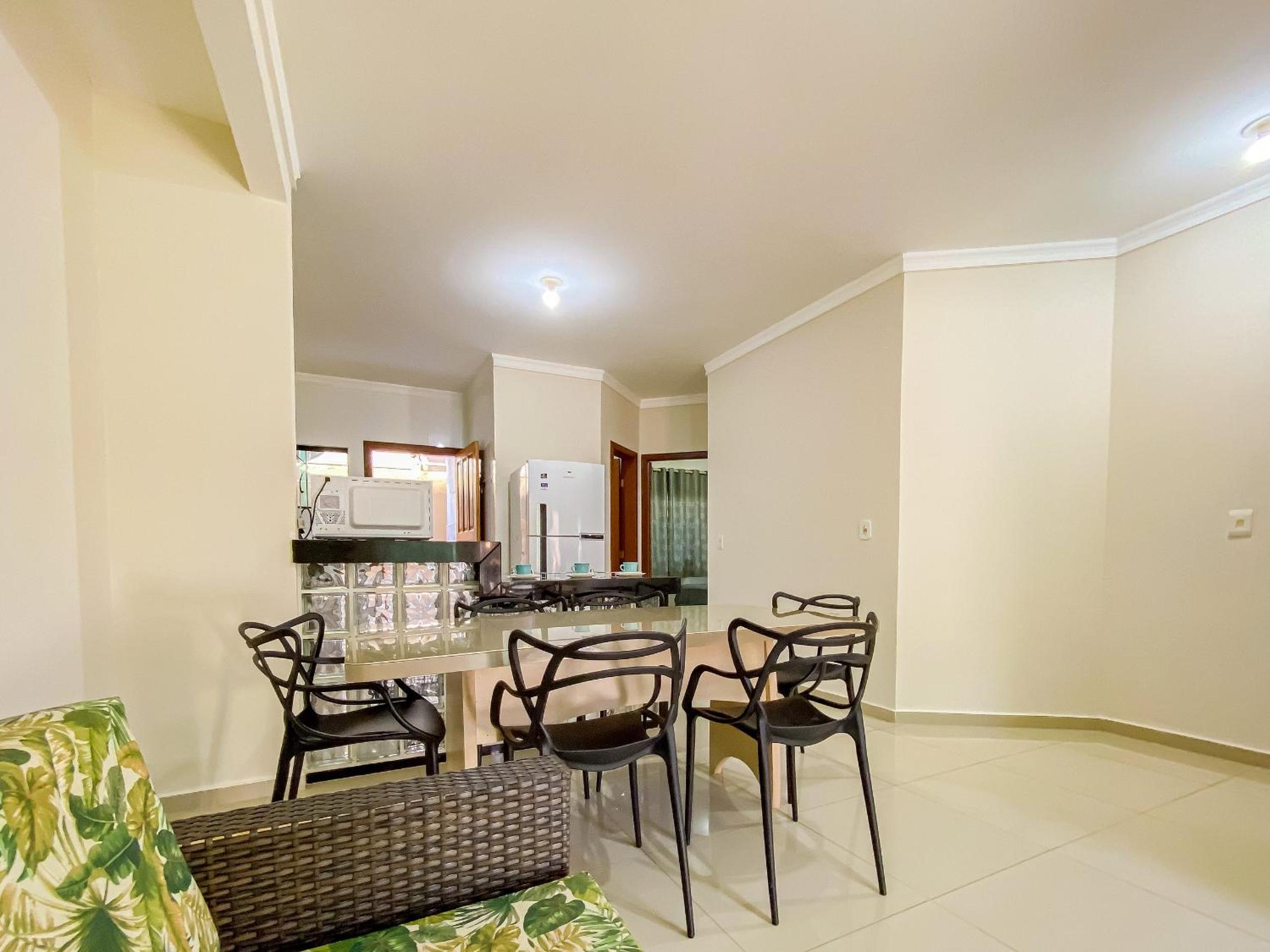Apê Térreo com 3 quartos com ar condicionado, sala, cozinha completa e internet privativa, a poucos metros da Praia de Taperapuã. Residencial Antares, cond