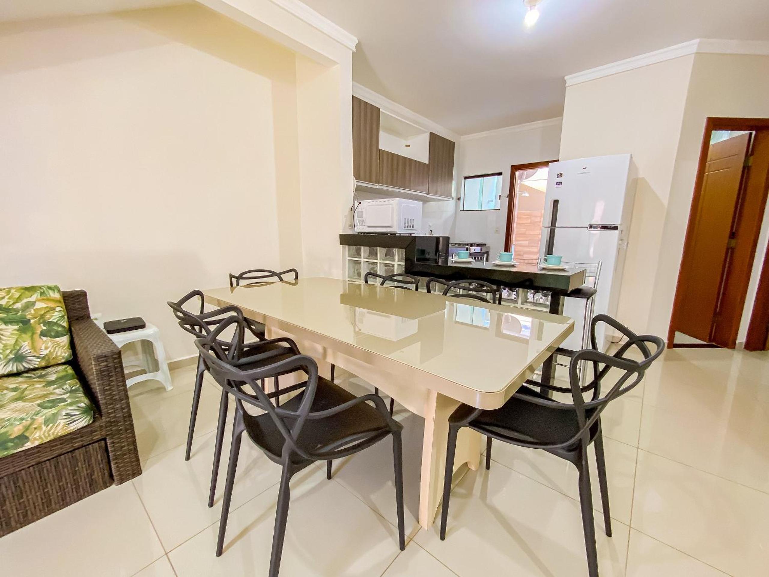 Apê Térreo com 3 quartos com ar condicionado, sala, cozinha completa e internet privativa, a poucos metros da Praia de Taperapuã. Residencial Antares, cond