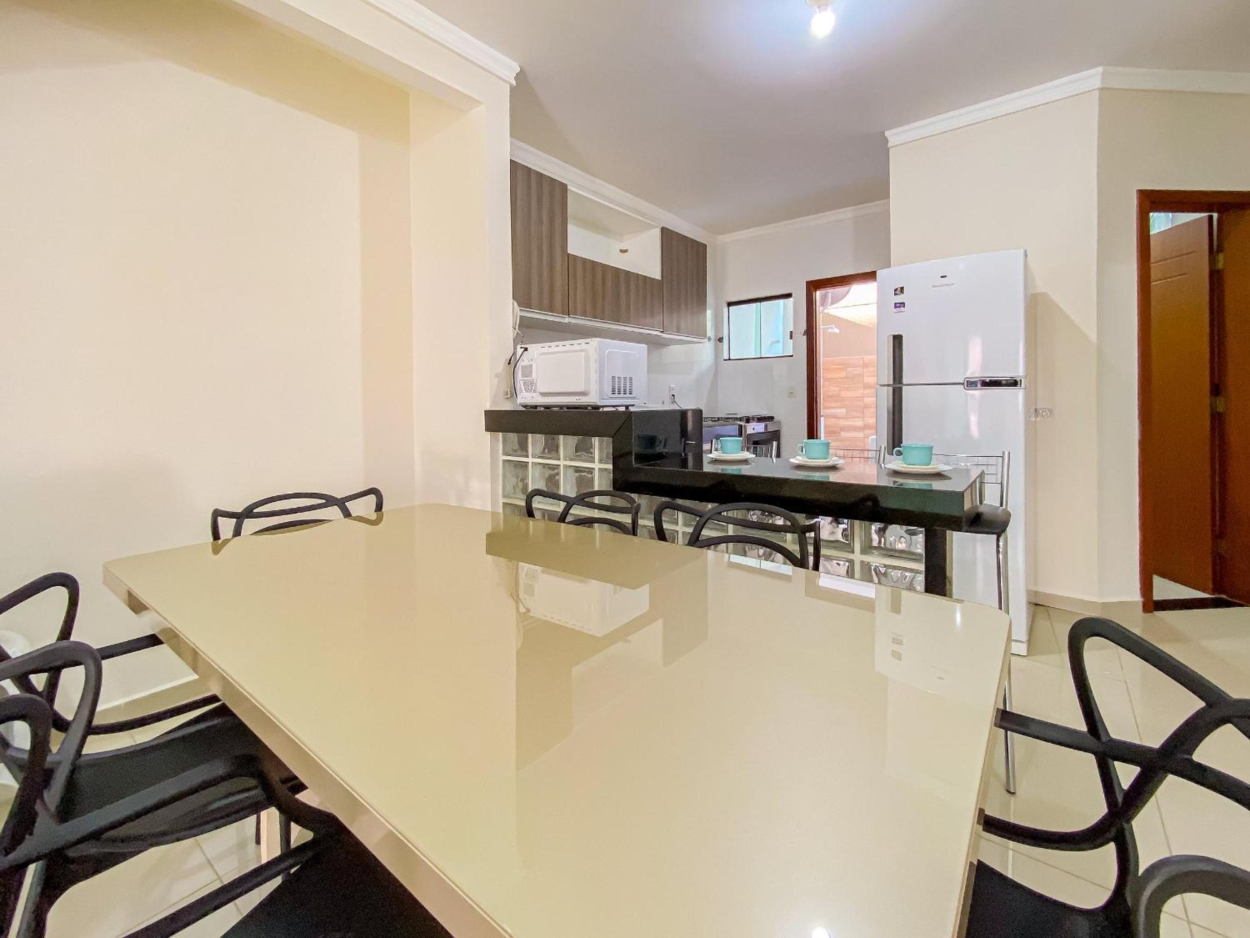 Apê Térreo com 3 quartos com ar condicionado, sala, cozinha completa e internet privativa, a poucos metros da Praia de Taperapuã. Residencial Antares, cond