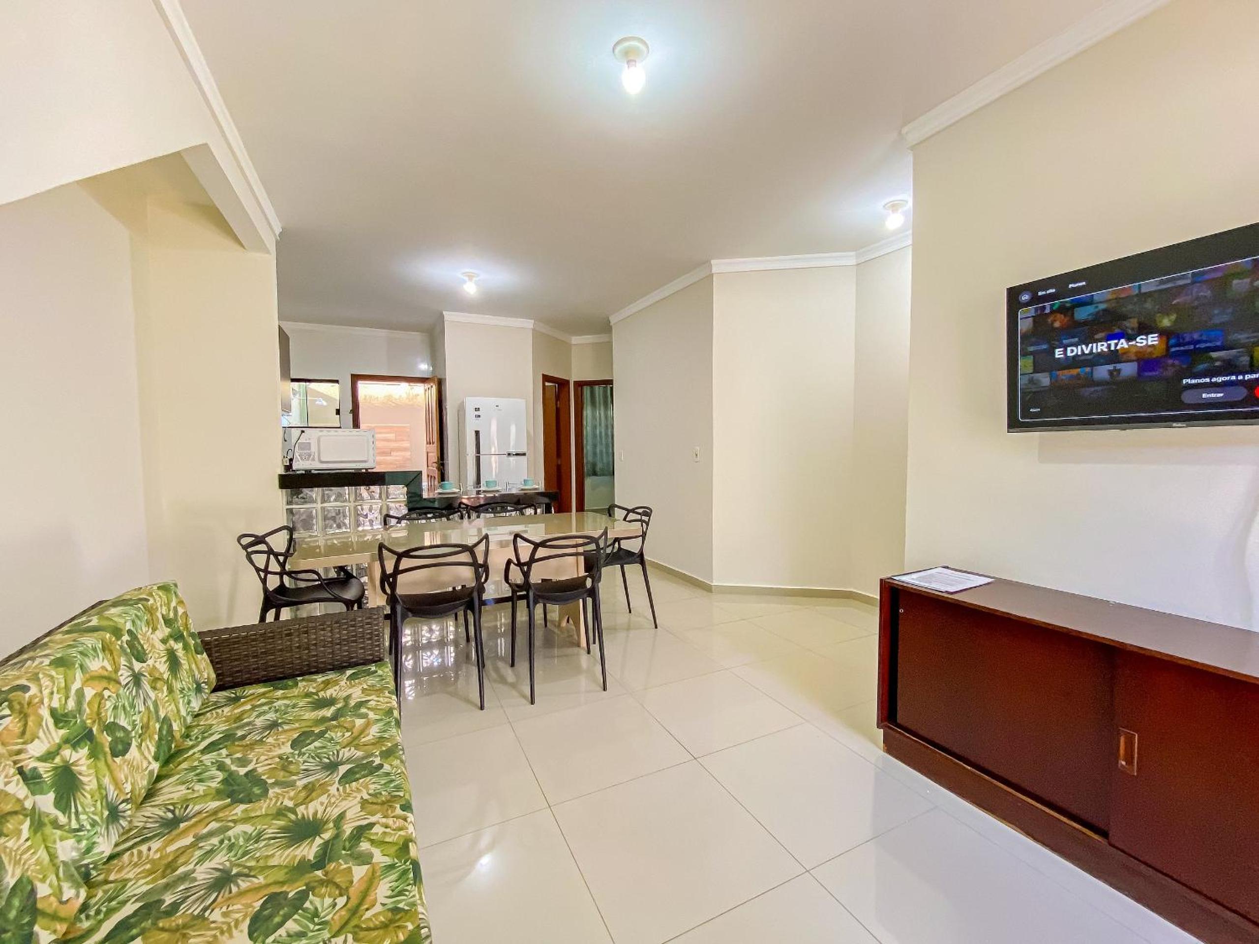 Apê Térreo com 3 quartos com ar condicionado, sala, cozinha completa e internet privativa, a poucos metros da Praia de Taperapuã. Residencial Antares, cond