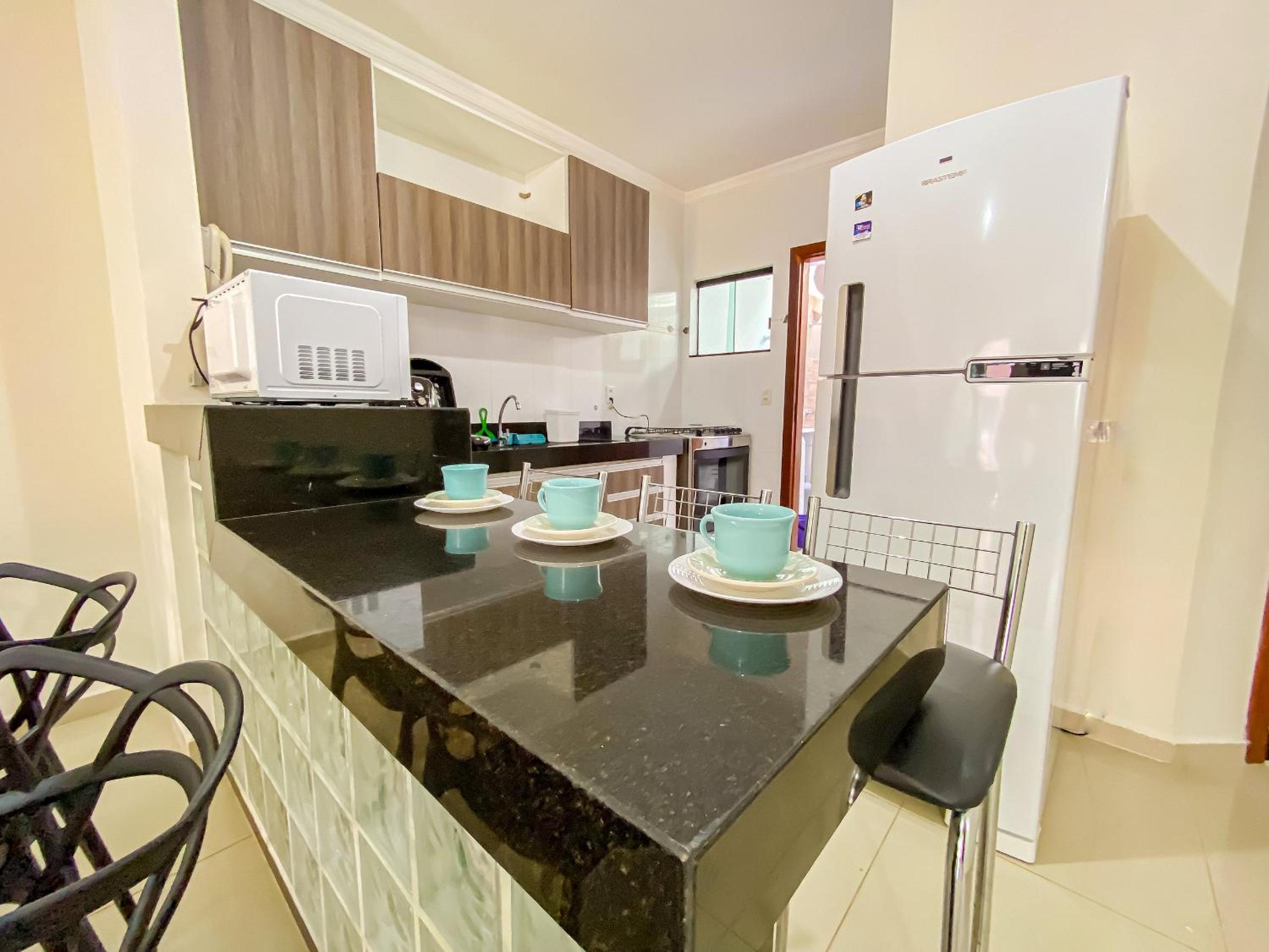 Apê Térreo com 3 quartos com ar condicionado, sala, cozinha completa e internet privativa, a poucos metros da Praia de Taperapuã. Residencial Antares, cond