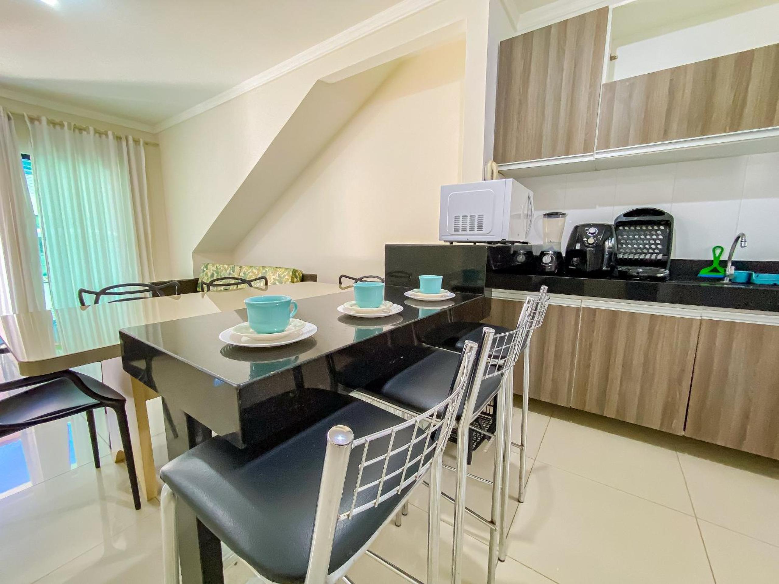 Apê Térreo com 3 quartos com ar condicionado, sala, cozinha completa e internet privativa, a poucos metros da Praia de Taperapuã. Residencial Antares, cond