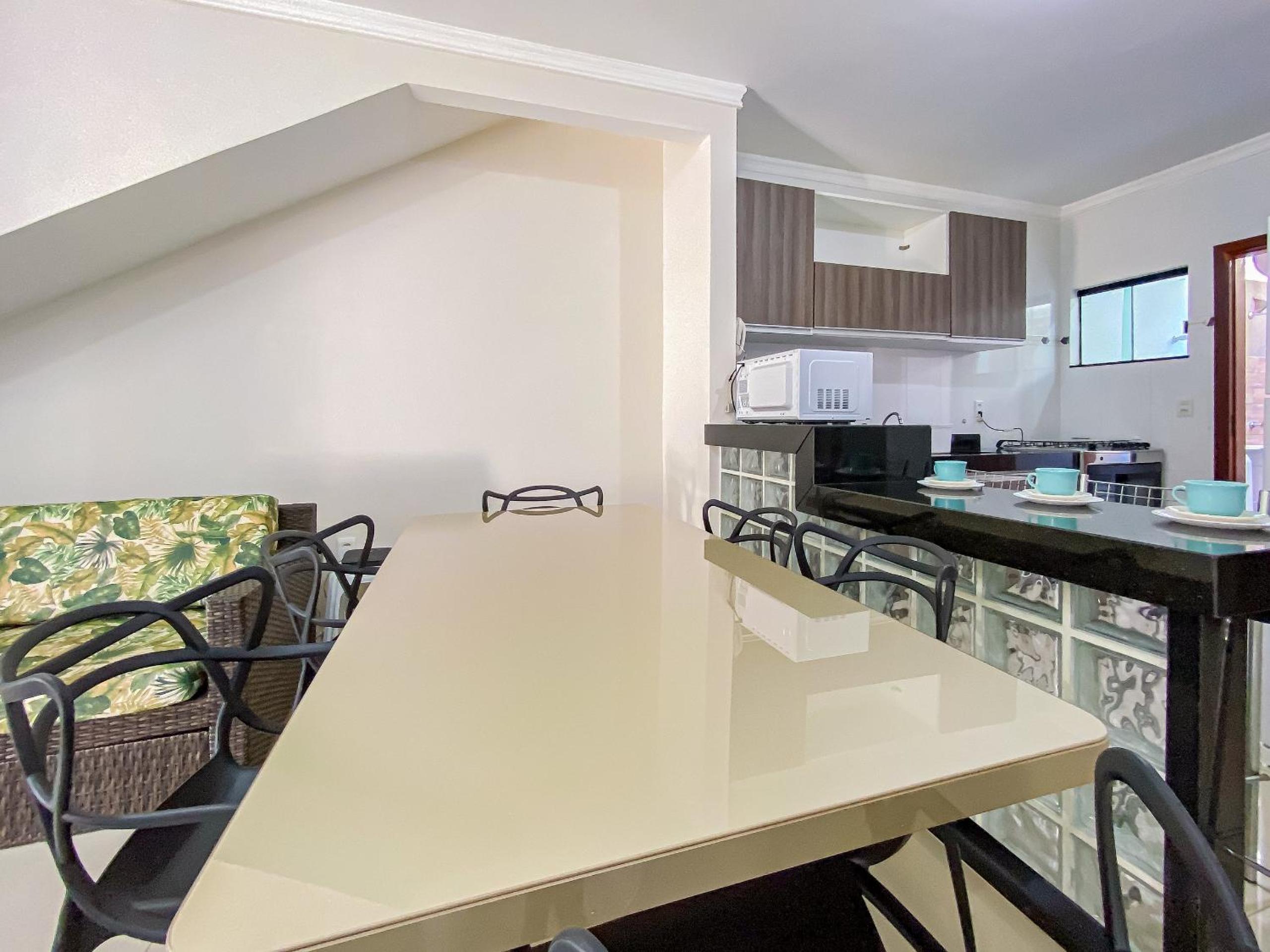 Apê Térreo com 3 quartos com ar condicionado, sala, cozinha completa e internet privativa, a poucos metros da Praia de Taperapuã. Residencial Antares, cond