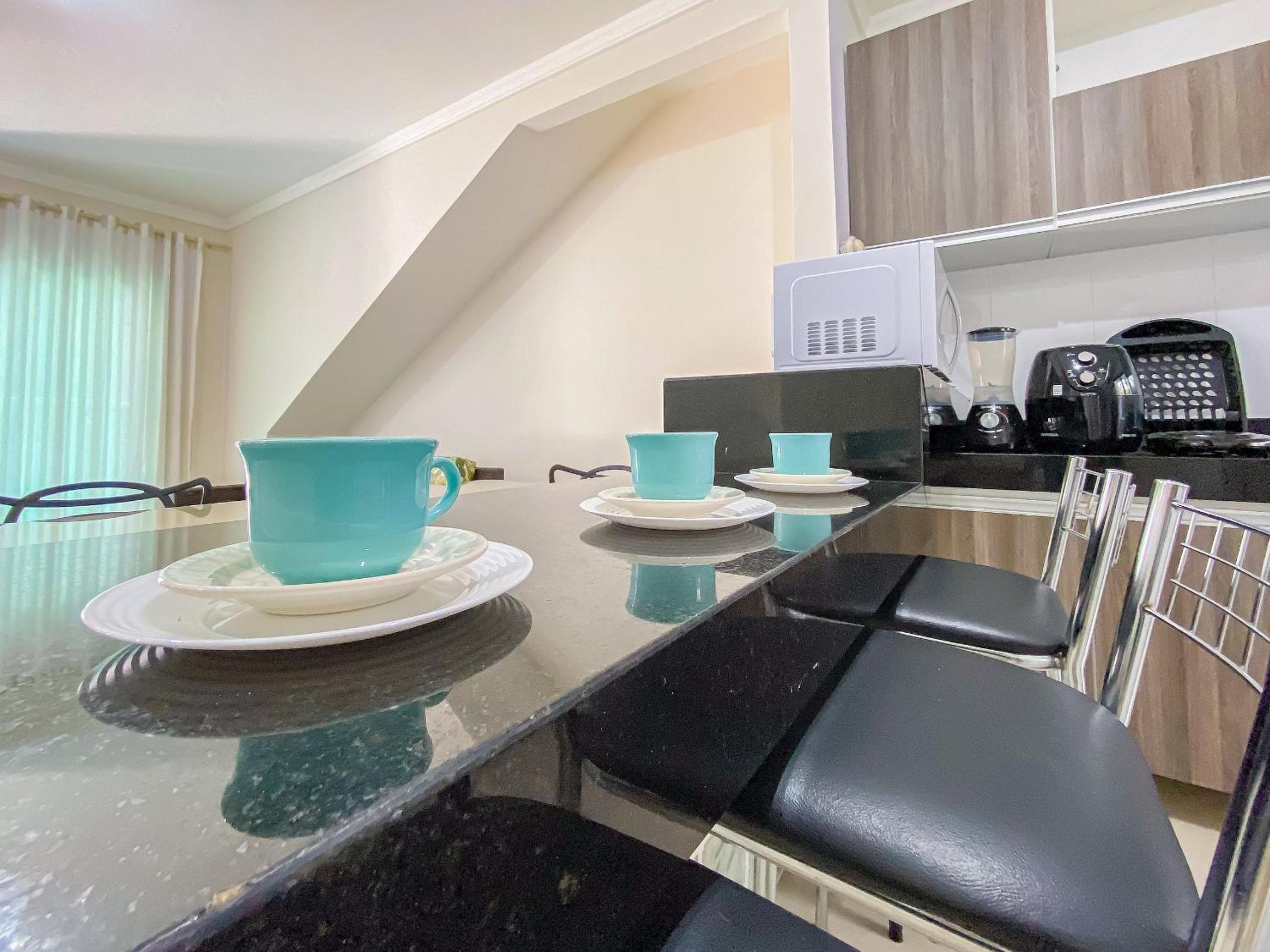 Apê Térreo com 3 quartos com ar condicionado, sala, cozinha completa e internet privativa, a poucos metros da Praia de Taperapuã. Residencial Antares, cond