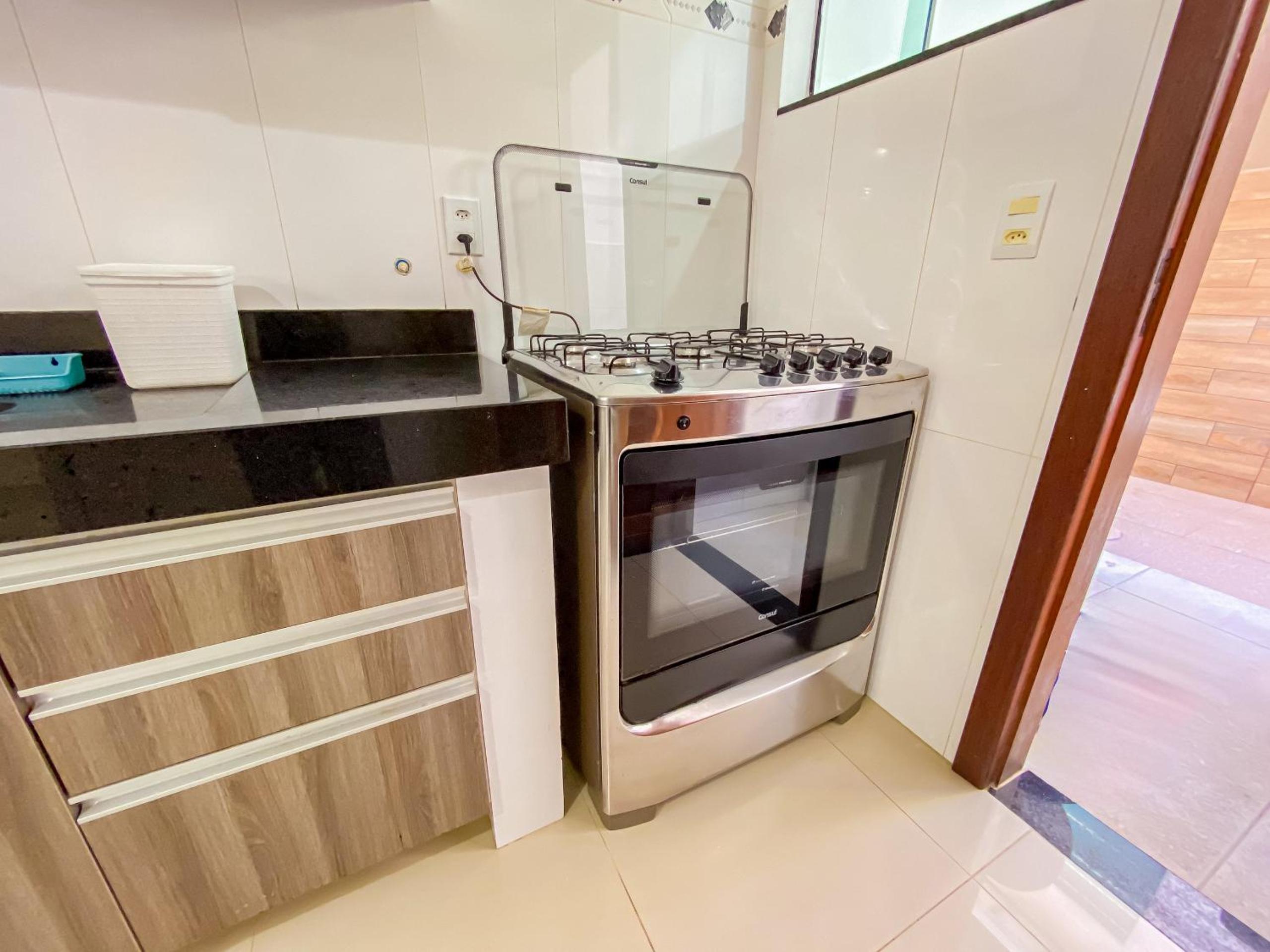 Apê Térreo com 3 quartos com ar condicionado, sala, cozinha completa e internet privativa, a poucos metros da Praia de Taperapuã. Residencial Antares, cond