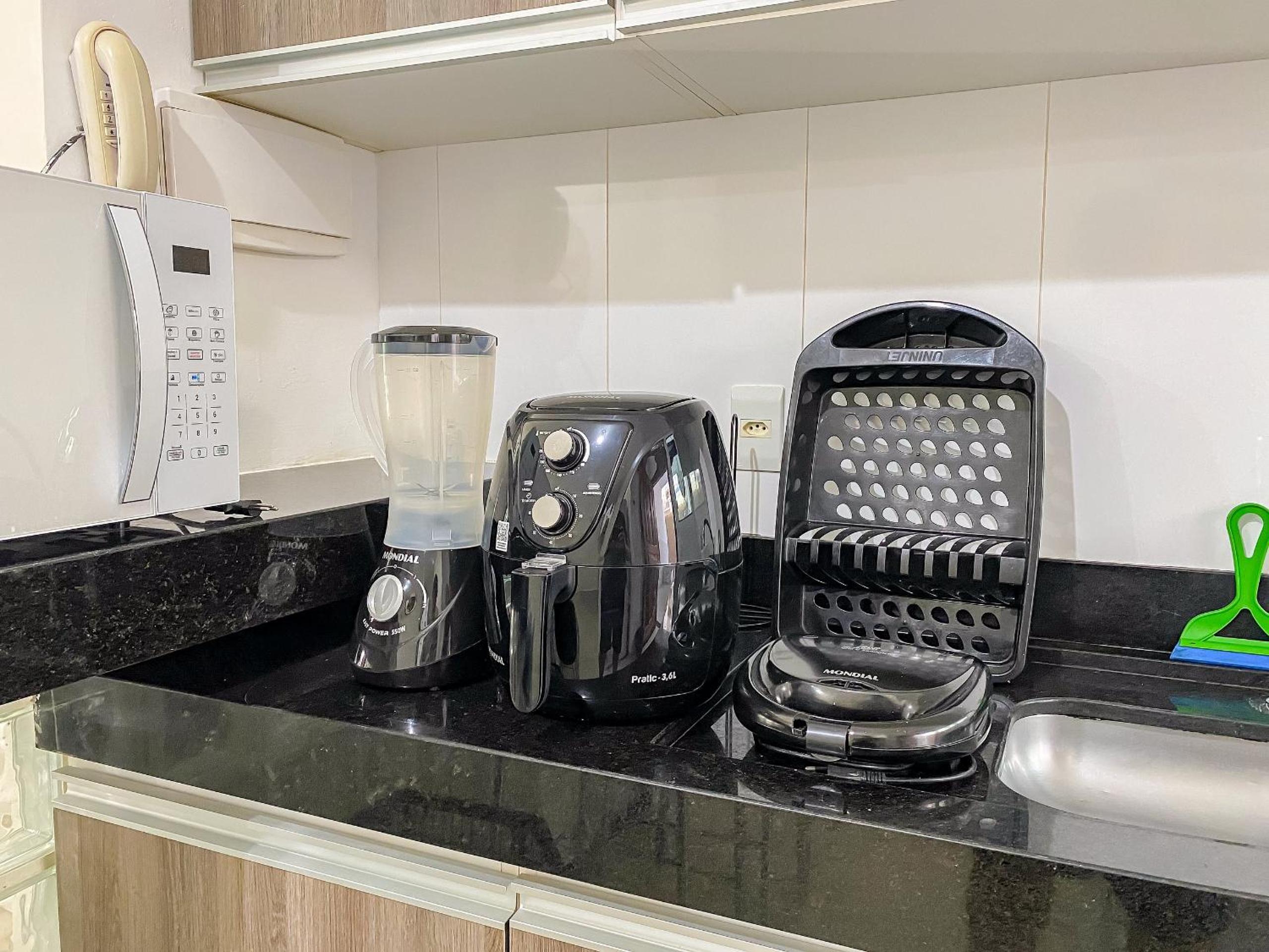 Apê Térreo com 3 quartos com ar condicionado, sala, cozinha completa e internet privativa, a poucos metros da Praia de Taperapuã. Residencial Antares, cond
