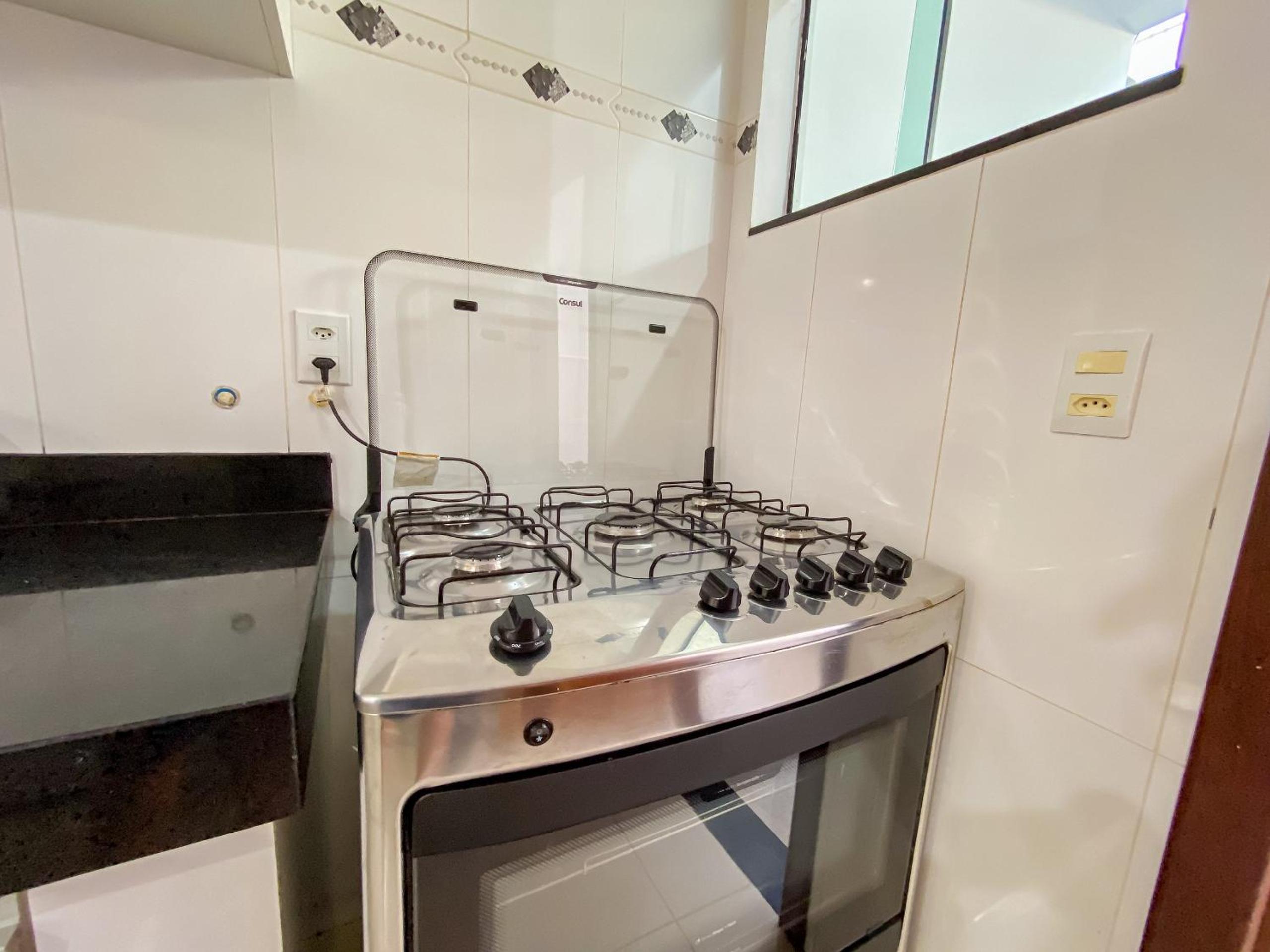 Apê Térreo com 3 quartos com ar condicionado, sala, cozinha completa e internet privativa, a poucos metros da Praia de Taperapuã. Residencial Antares, cond