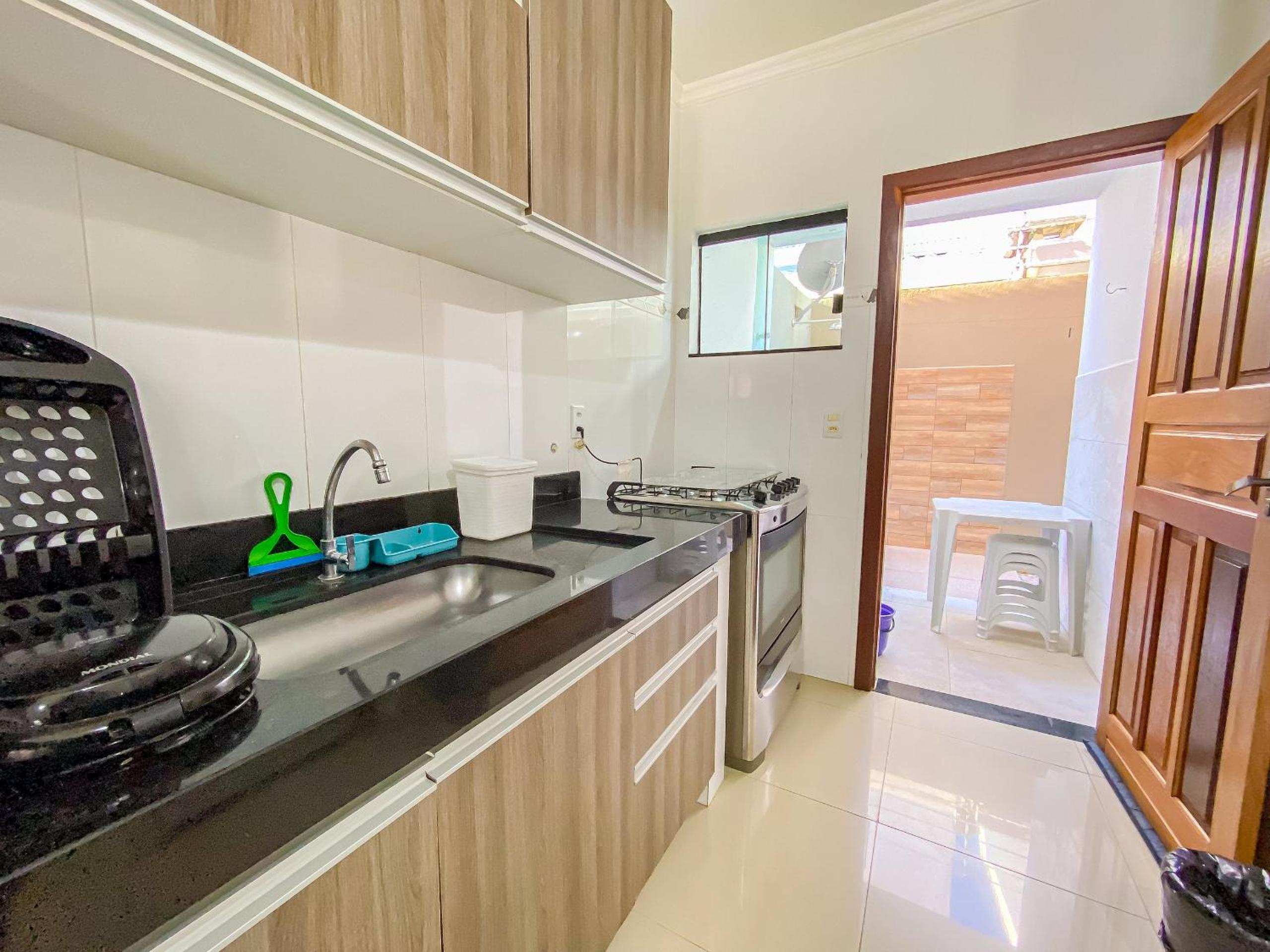 Apê Térreo com 3 quartos com ar condicionado, sala, cozinha completa e internet privativa, a poucos metros da Praia de Taperapuã. Residencial Antares, cond