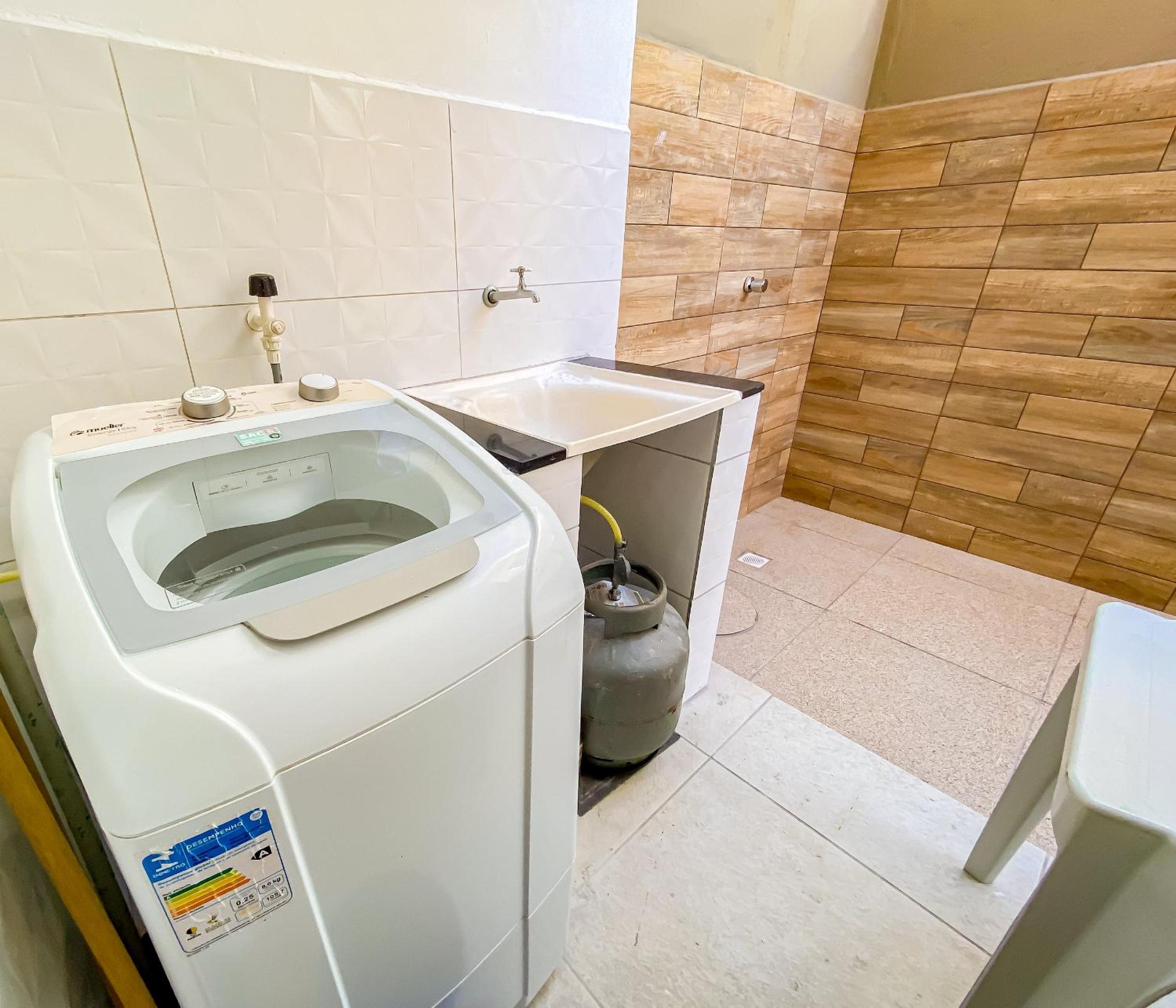 Apê Térreo com 3 quartos com ar condicionado, sala, cozinha completa e internet privativa, a poucos metros da Praia de Taperapuã. Residencial Antares, cond