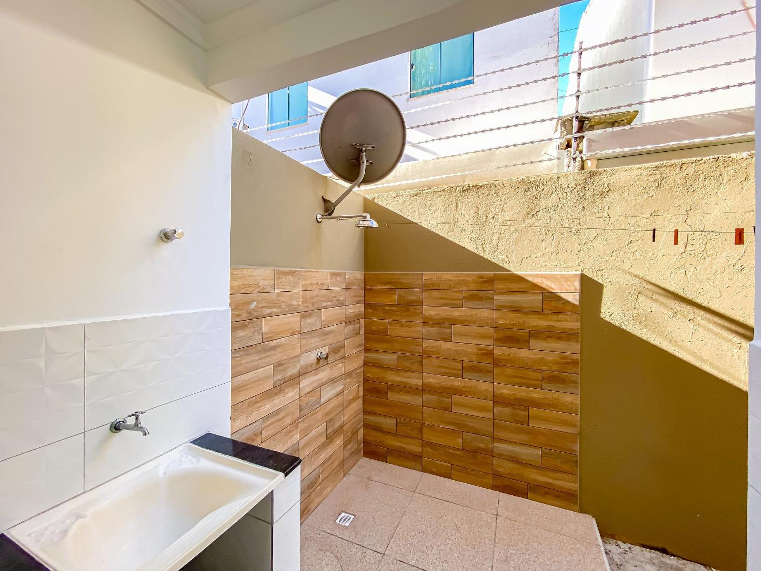 Apê Térreo com 3 quartos com ar condicionado, sala, cozinha completa e internet privativa, a poucos metros da Praia de Taperapuã. Residencial Antares, cond