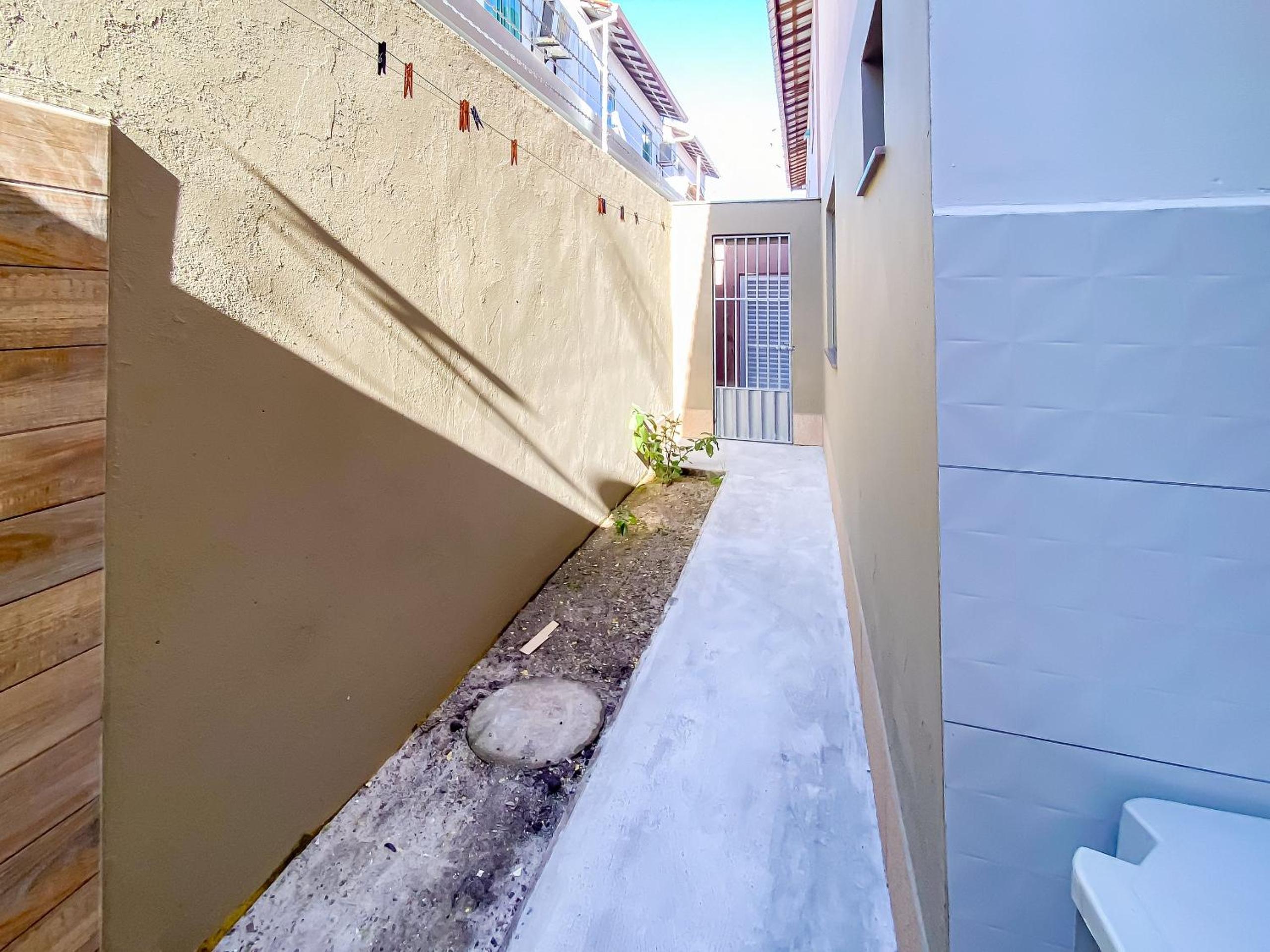 Apê Térreo com 3 quartos com ar condicionado, sala, cozinha completa e internet privativa, a poucos metros da Praia de Taperapuã. Residencial Antares, cond