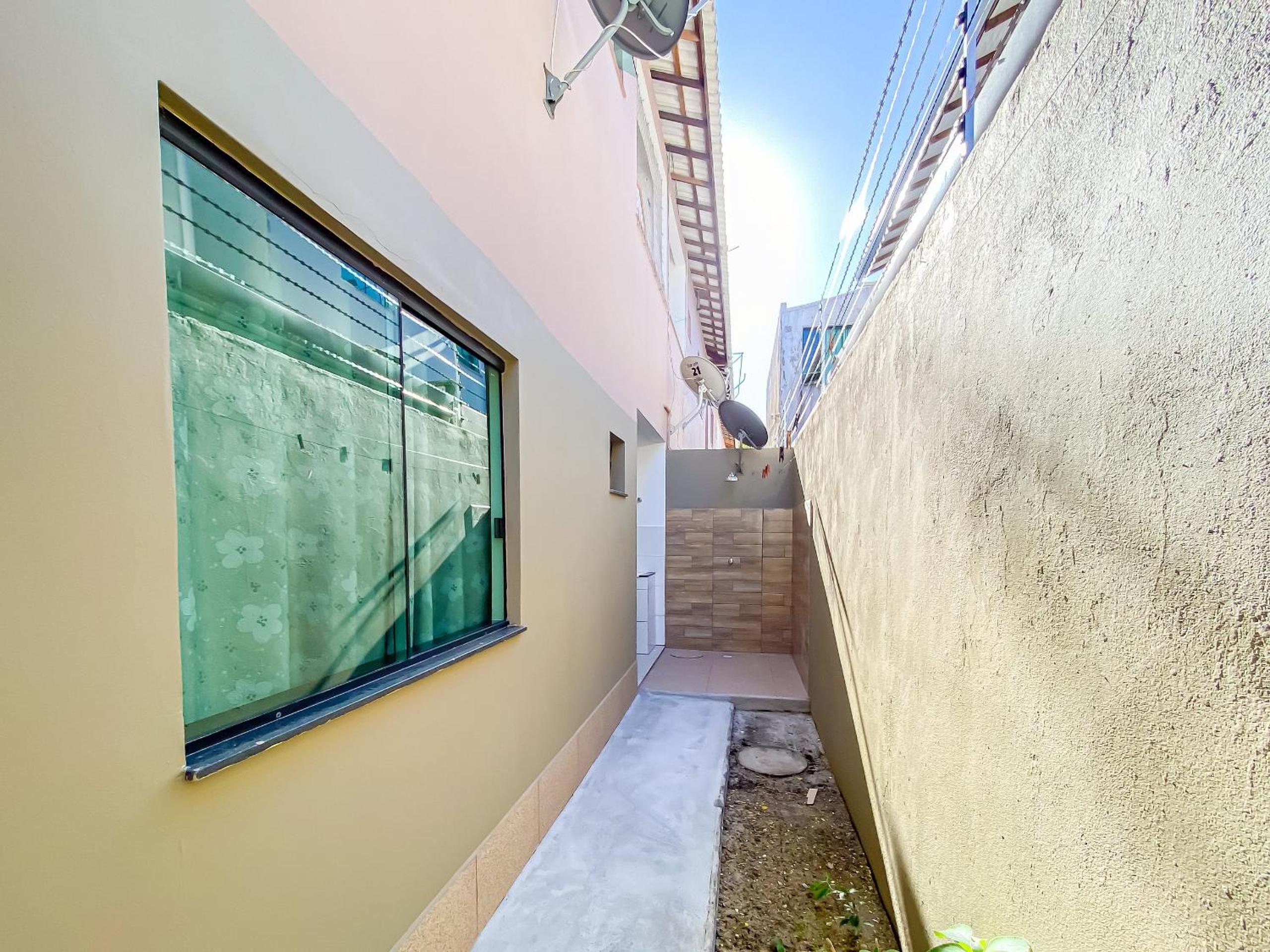 Apê Térreo com 3 quartos com ar condicionado, sala, cozinha completa e internet privativa, a poucos metros da Praia de Taperapuã. Residencial Antares, cond