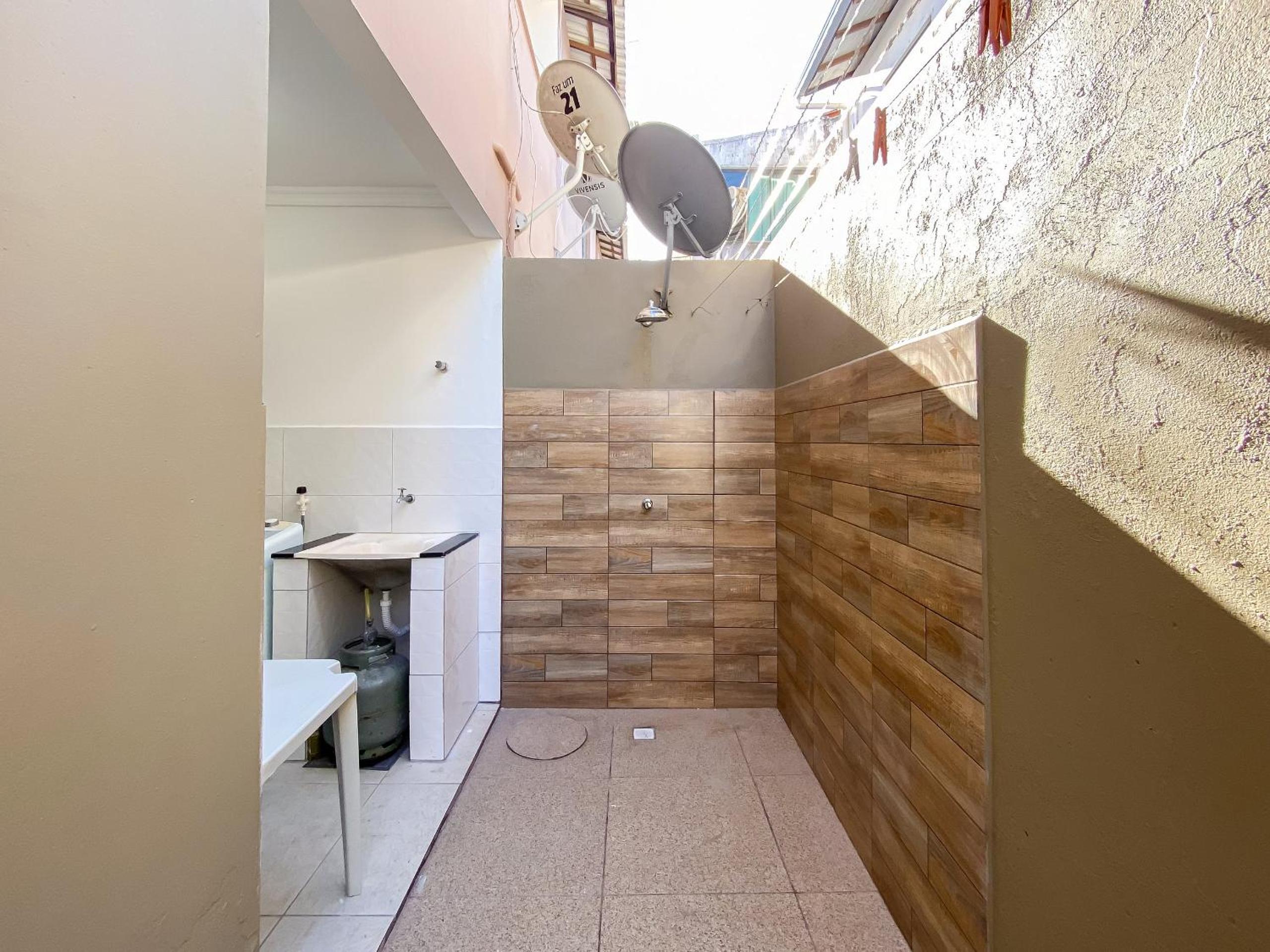 Apê Térreo com 3 quartos com ar condicionado, sala, cozinha completa e internet privativa, a poucos metros da Praia de Taperapuã. Residencial Antares, cond