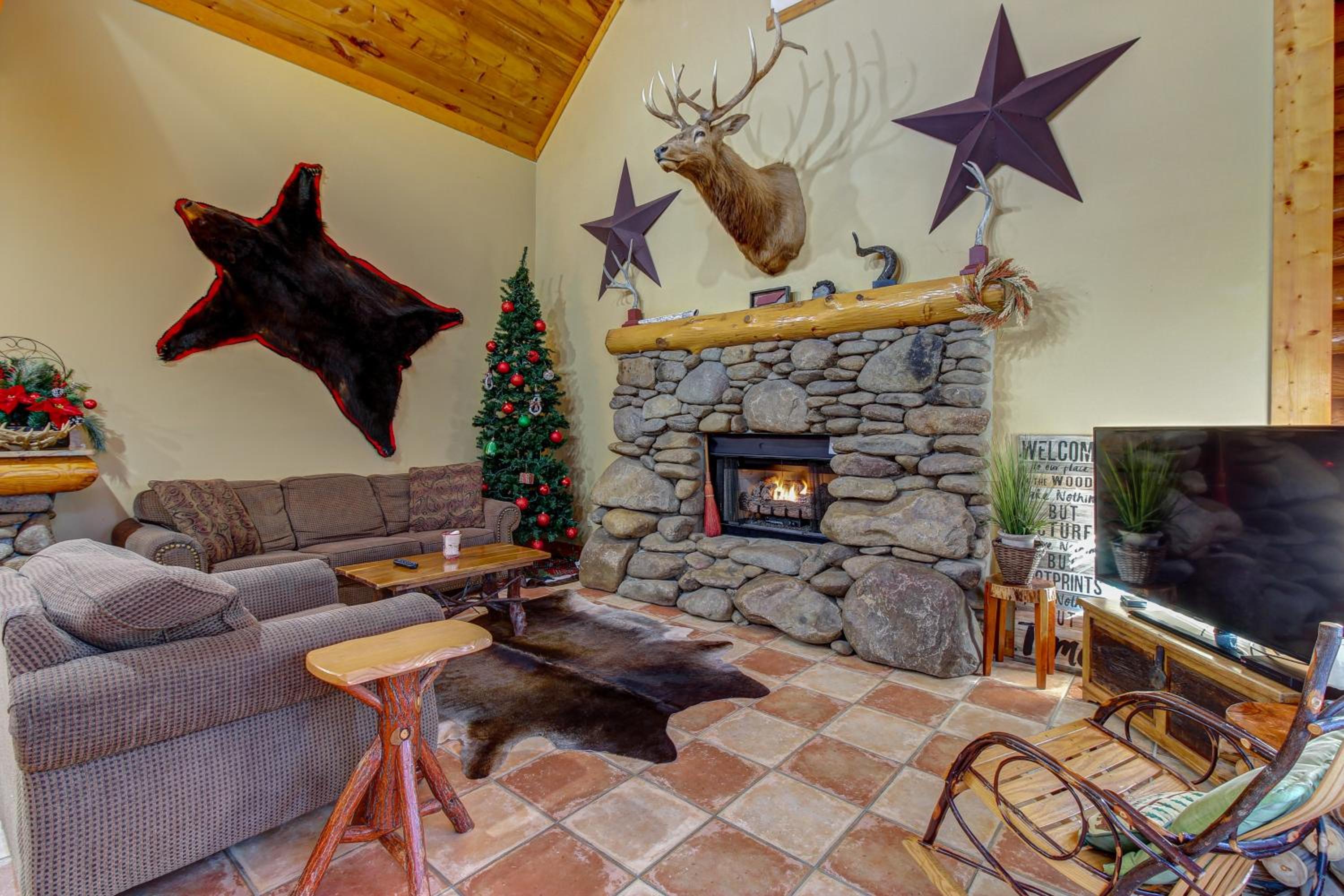 Near Dtwn! Multi-Level Pigeon Forge Cabin with Pool