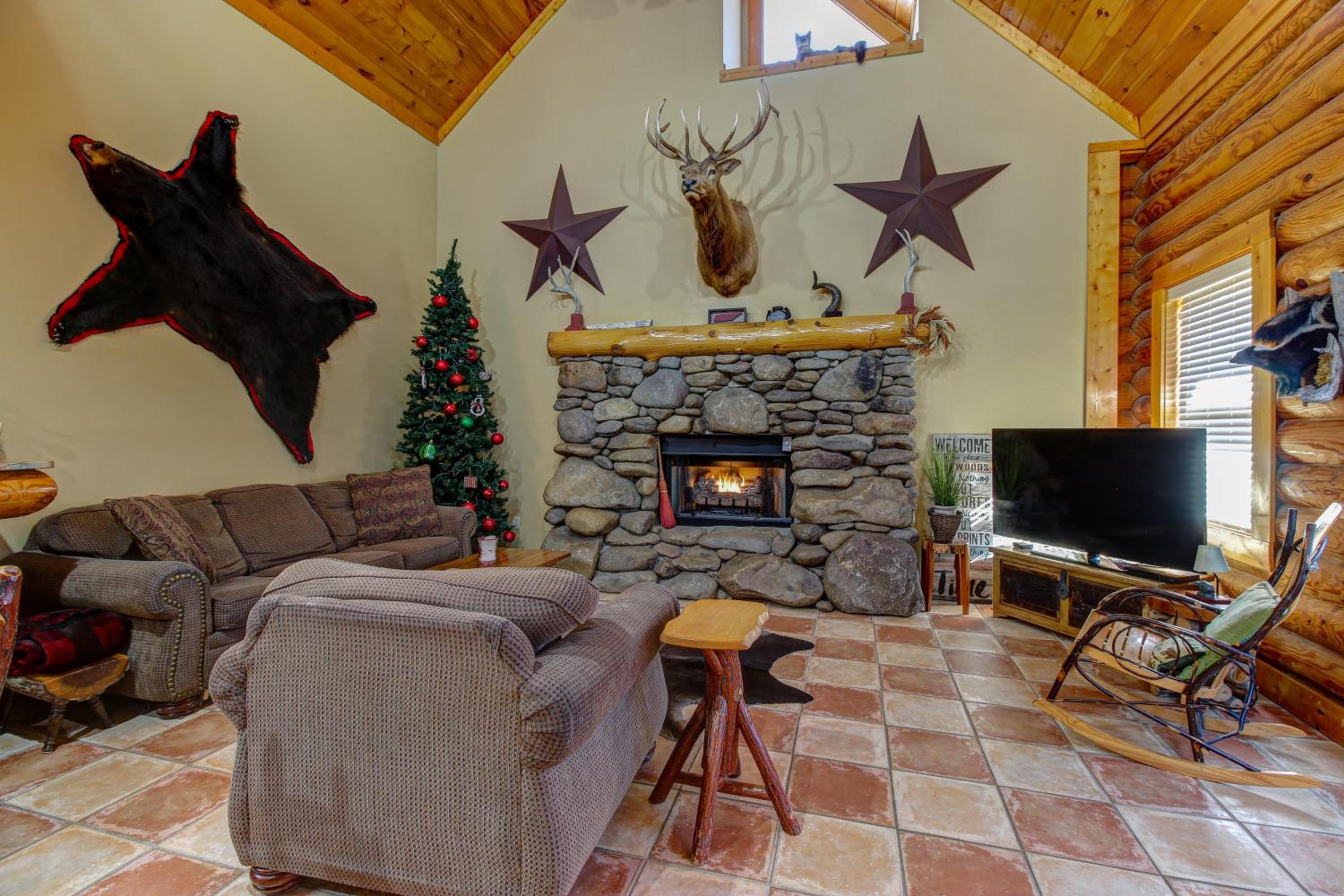 Near Dtwn! Multi-Level Pigeon Forge Cabin with Pool
